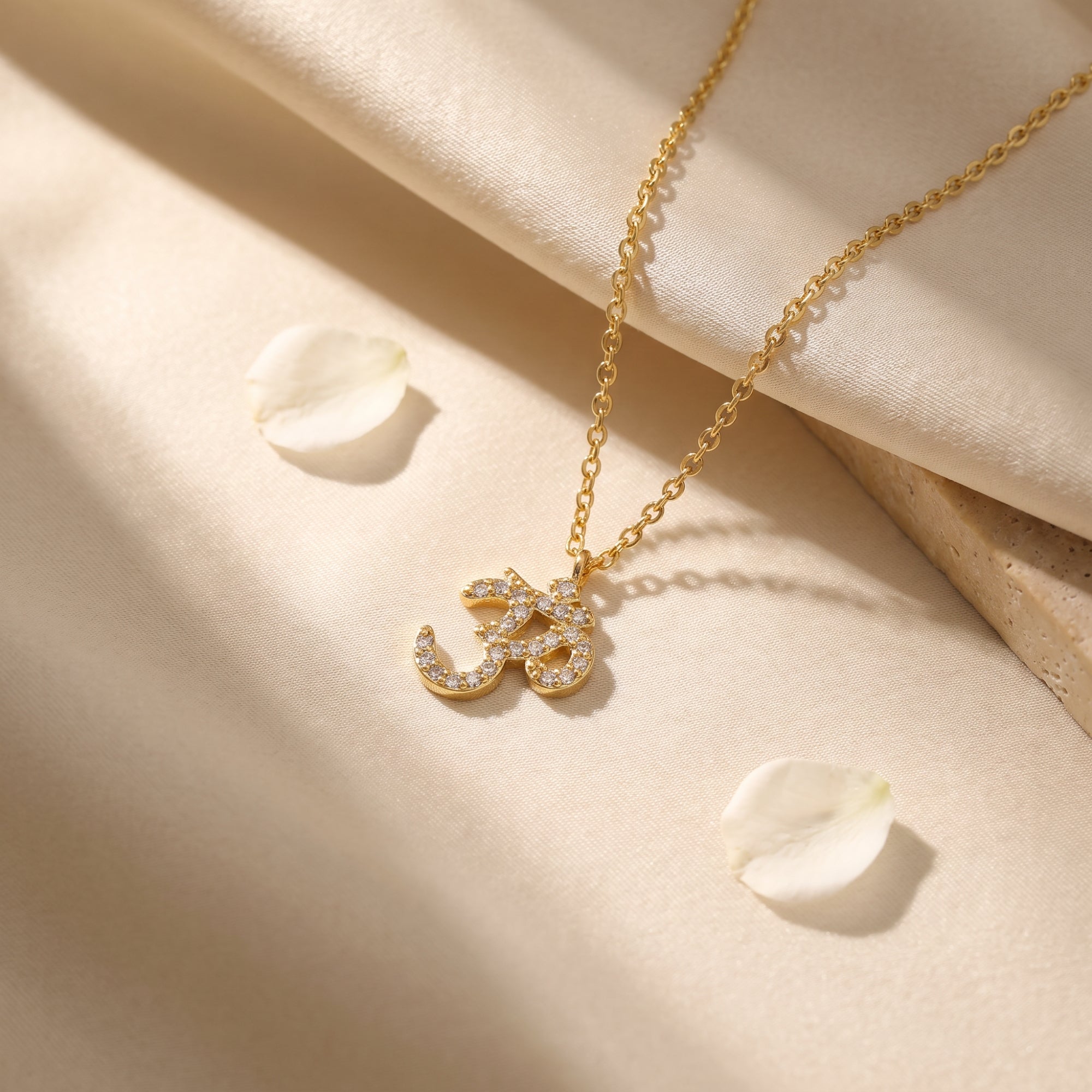 El collar con colgante del Om sagrado