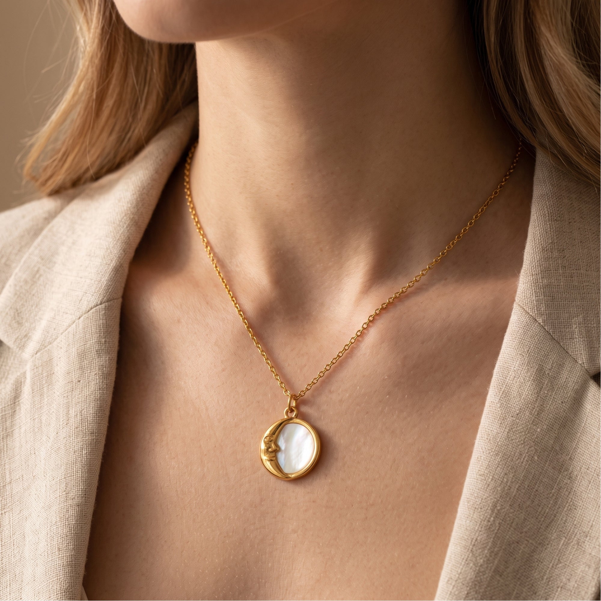 Le collier pendentif en forme de croissant de lune