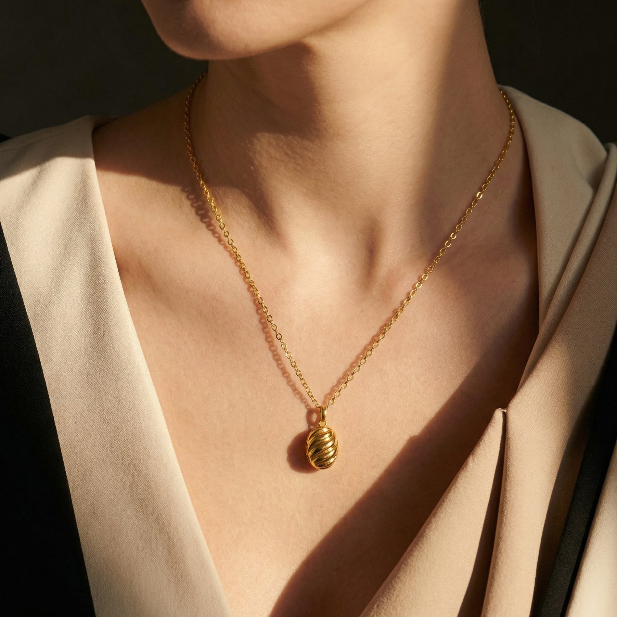 El collar de relicario "Nota secreta"