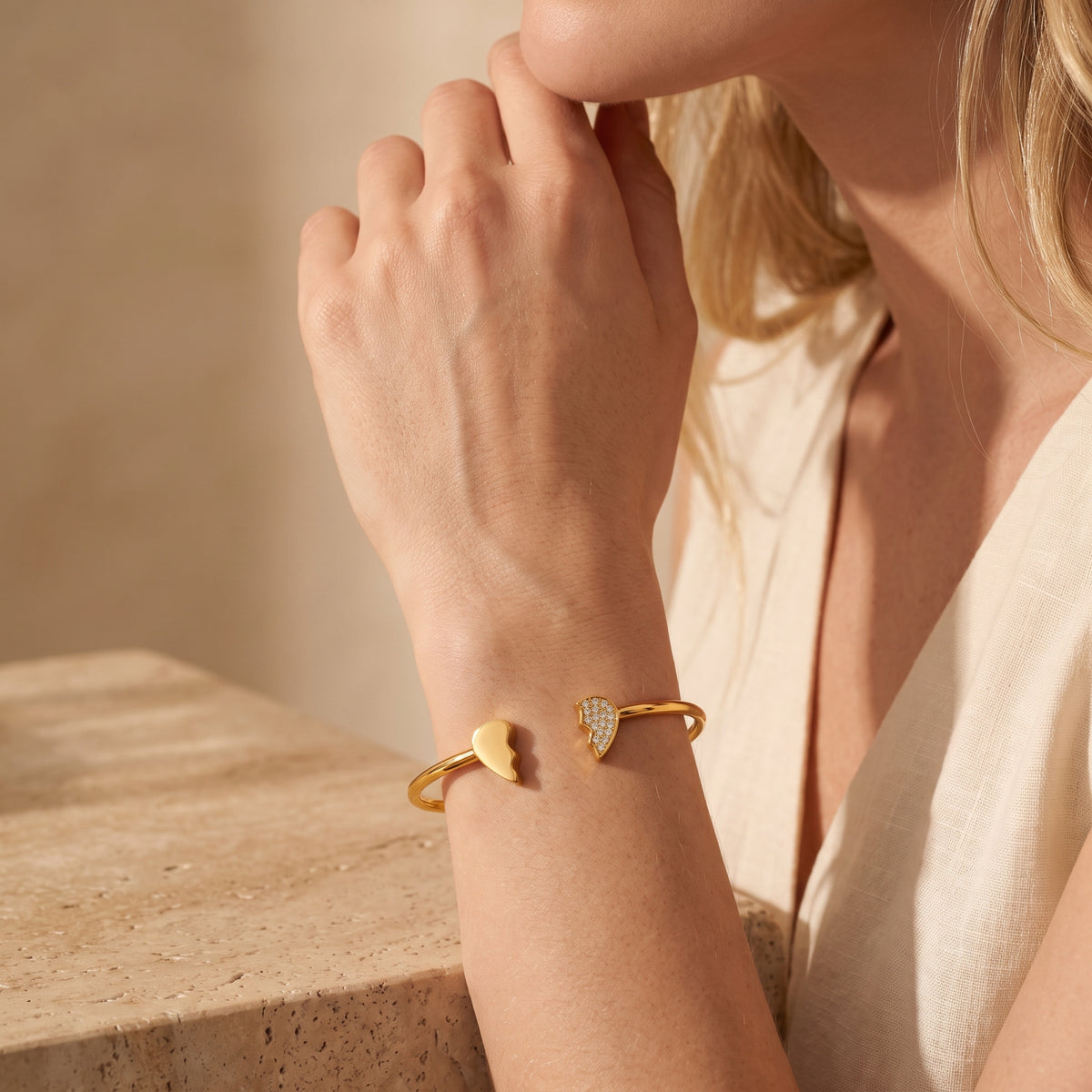 Das Armreif-Armband „Geteiltes Herz“