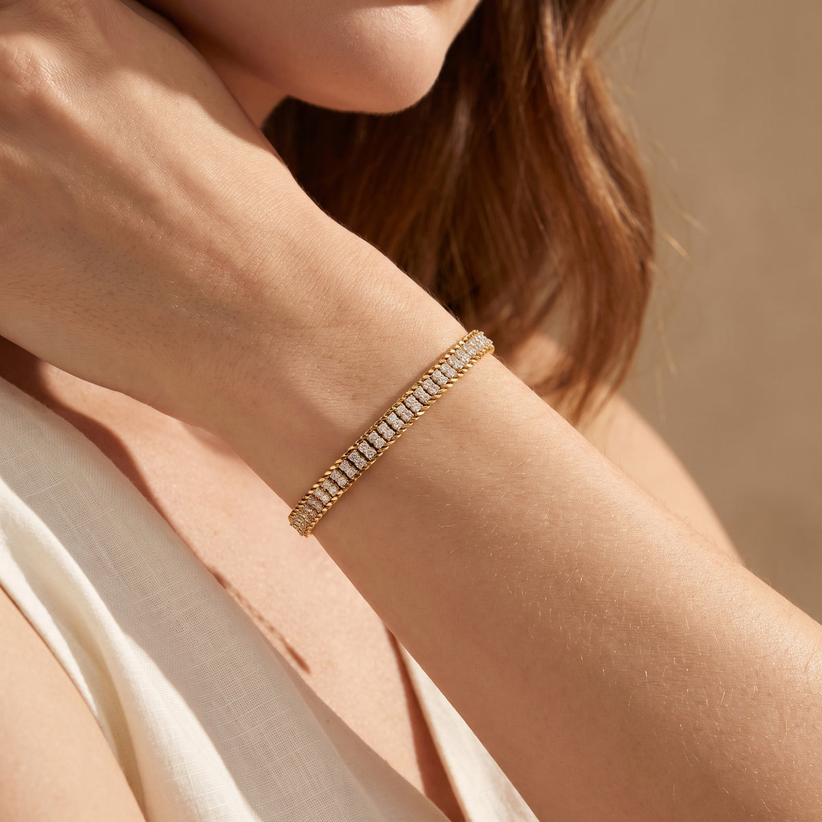 Das Armband mit zweireihigen Gliedern