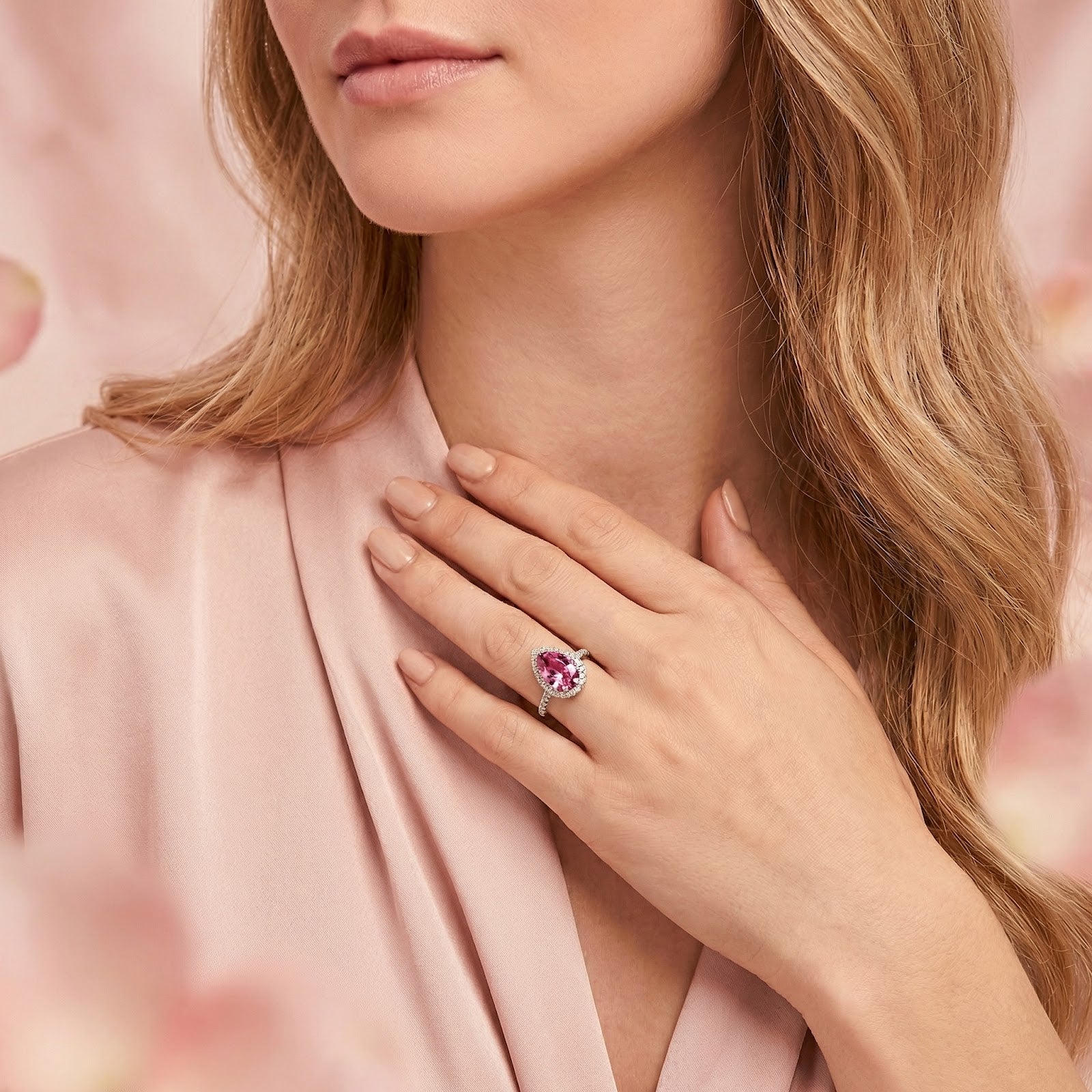 The Valerienne pear-cut pink tourmaline ring in S925 sterling silver worn on a model's hand.