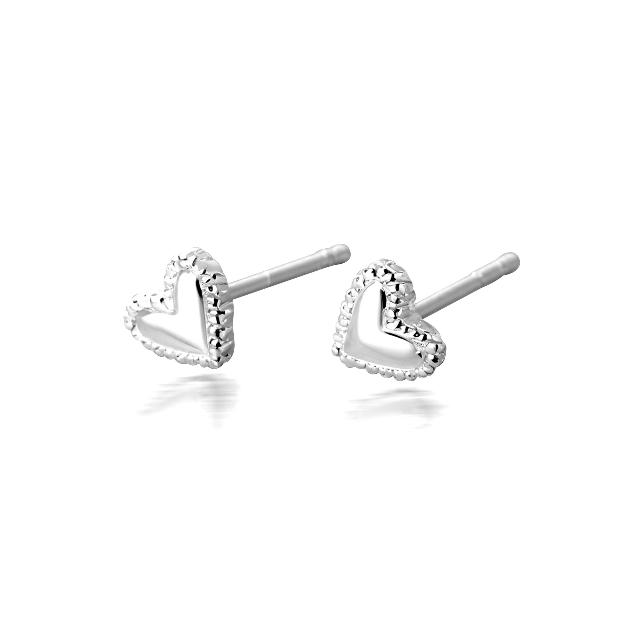 Boucles d'oreilles minimalistes en argent, clous cœur