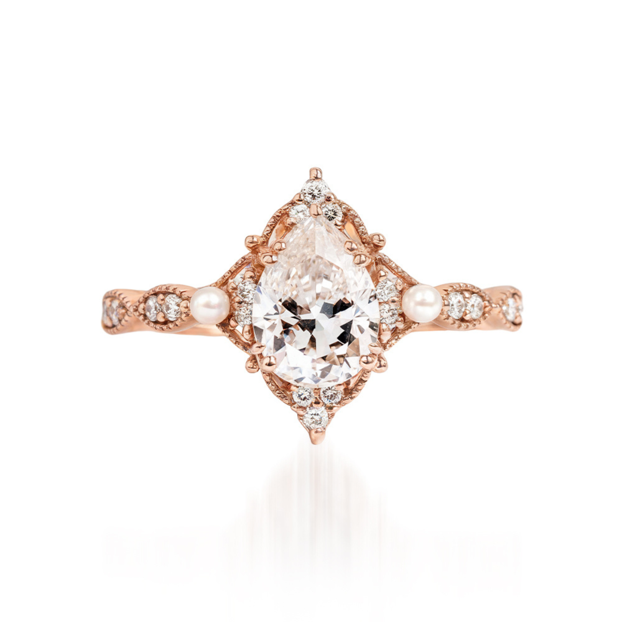 Anillo vintage con halo de diamantes y perlas