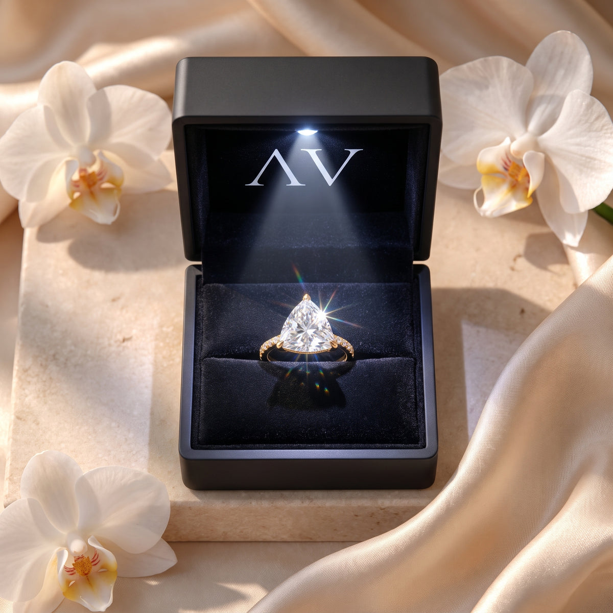 AI0009-TRI-2CT-PAVE-SOLIT - Premium LED Gift Box Presentation
