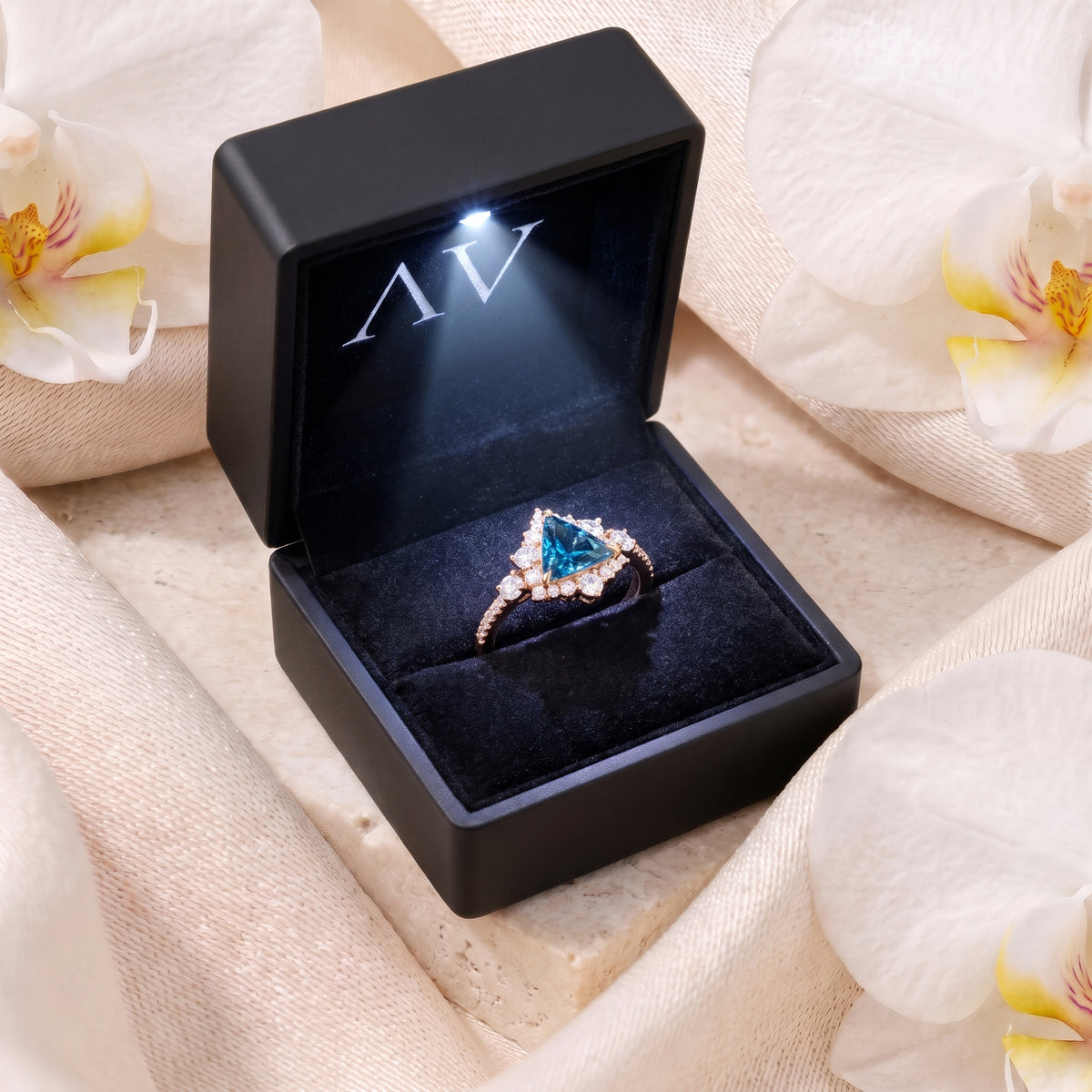 AI0010-TRG-0.5CT-PAVE-SOLIT - Premium LED Gift Box Presentation