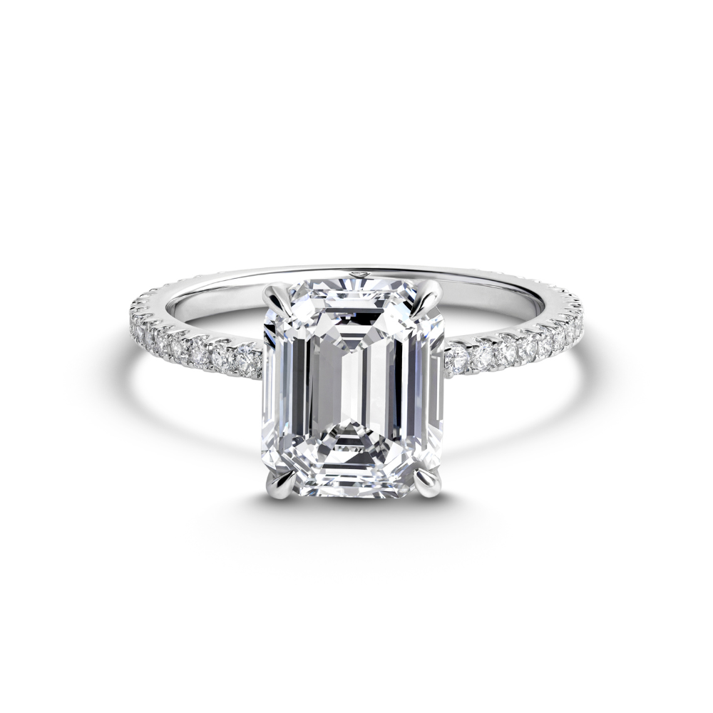 Anillo de eternidad de moissanita con corte esmeralda de 4 quilates