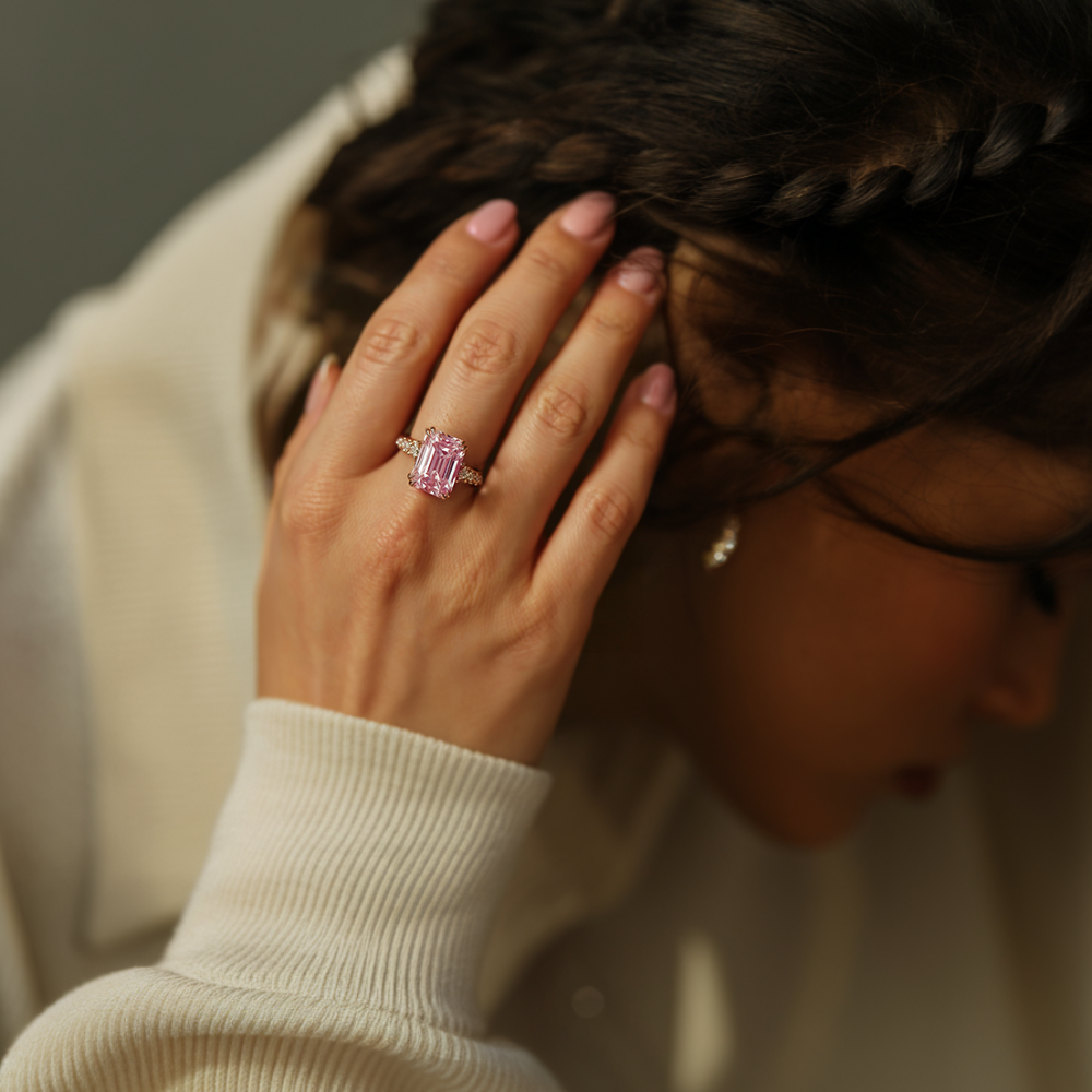 Der Camilla – 18 Karat massiver Roségold-Moissanitring