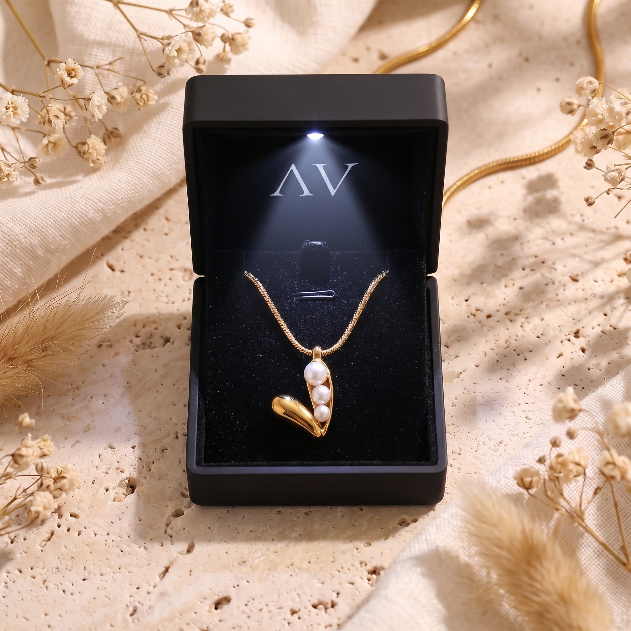 YLQ49061-NECKLACE - Premium LED Gift Box Presentation