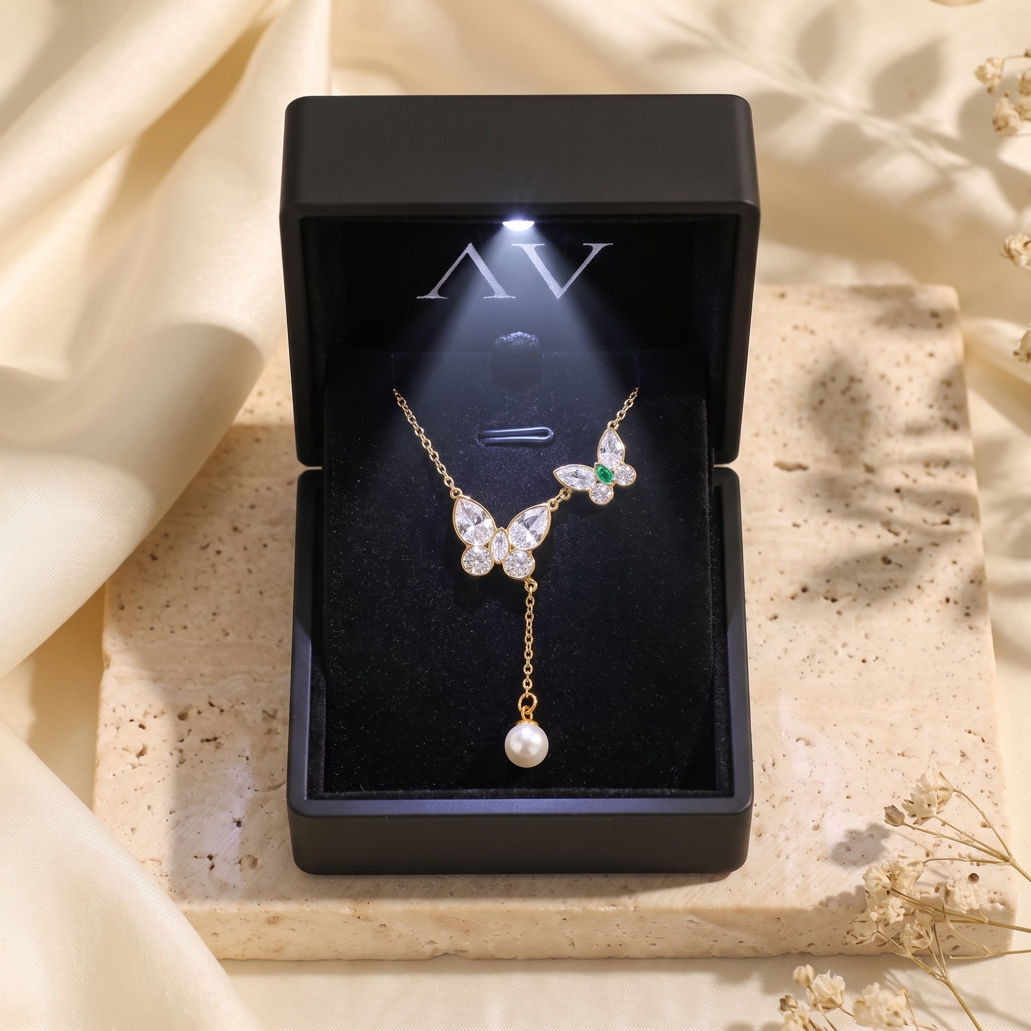 YLQ49077-NECKLACE - Premium LED Gift Box Presentation