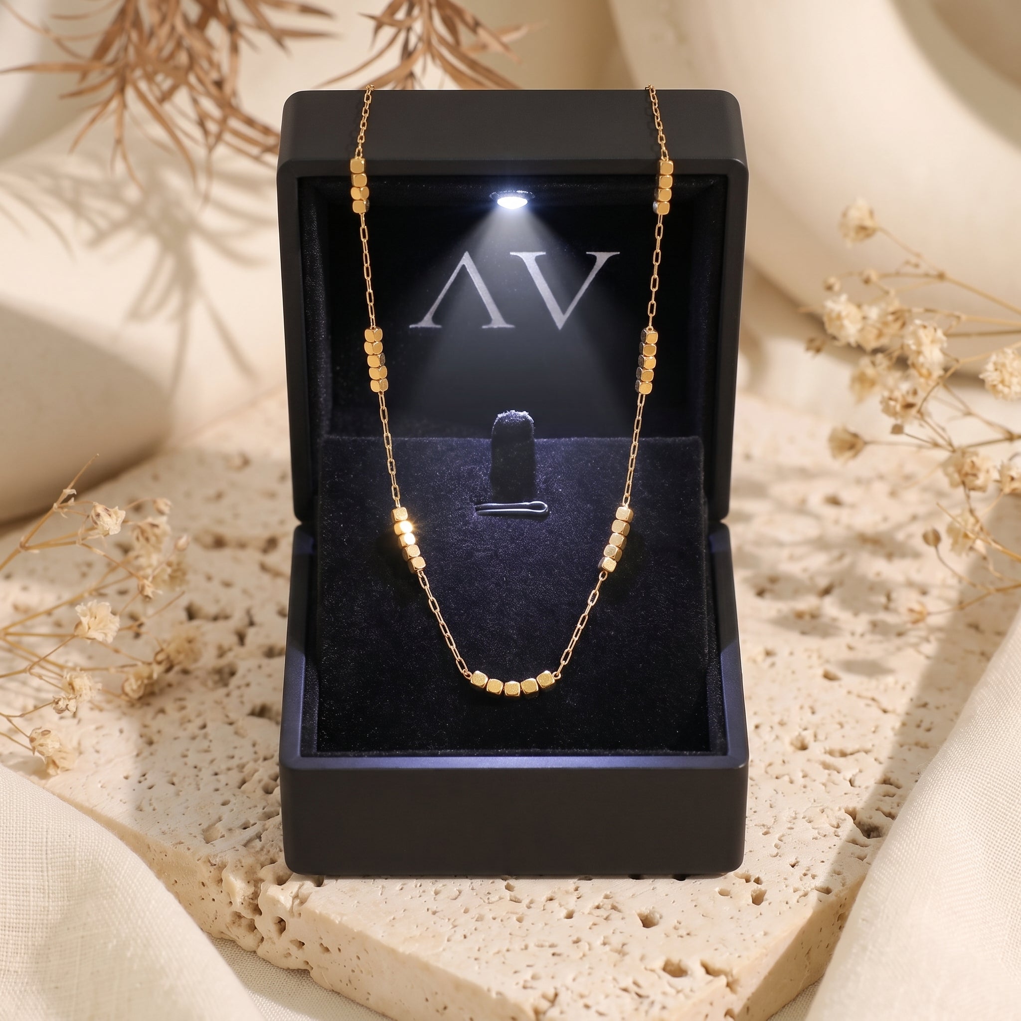 YLQ49086-NECKLACE - Premium LED Gift Box Presentation