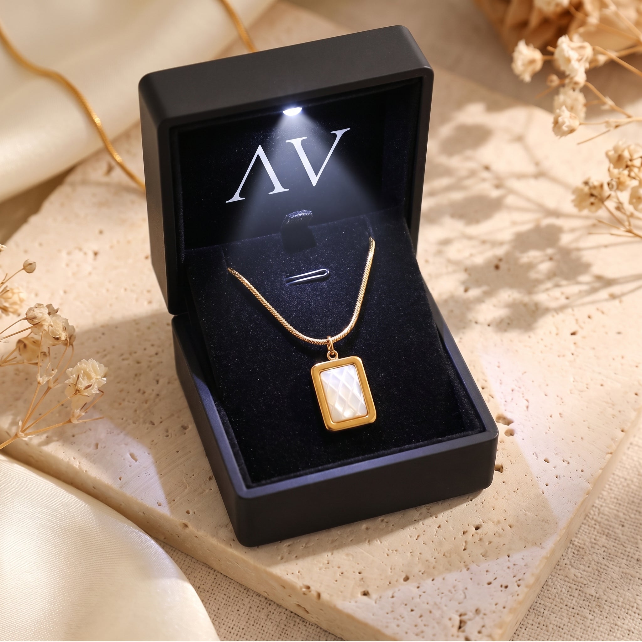 YLQ49107-NECKLACE - Premium LED Gift Box Presentation