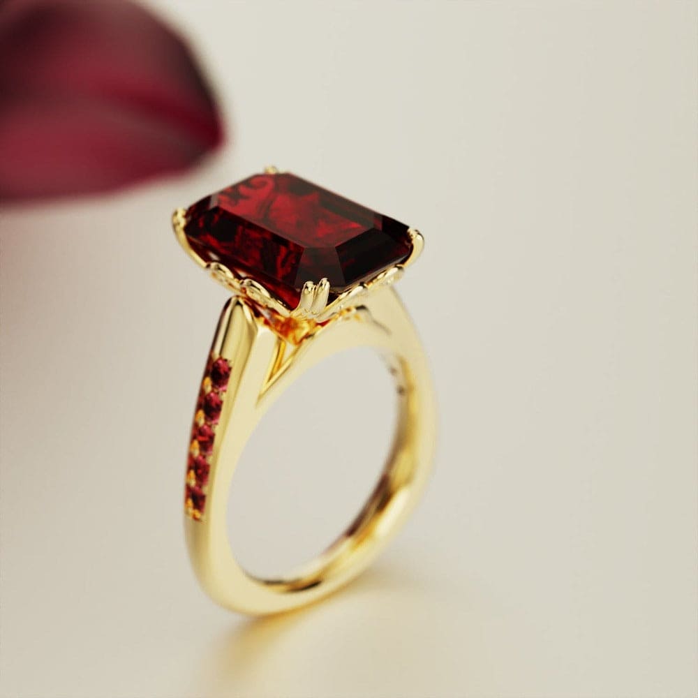 Red Dream: anillo esculpido con granate de talla esmeralda - bañado en oro de 18 quilates