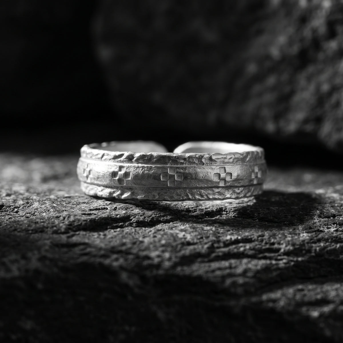 La bague ouverte gravée