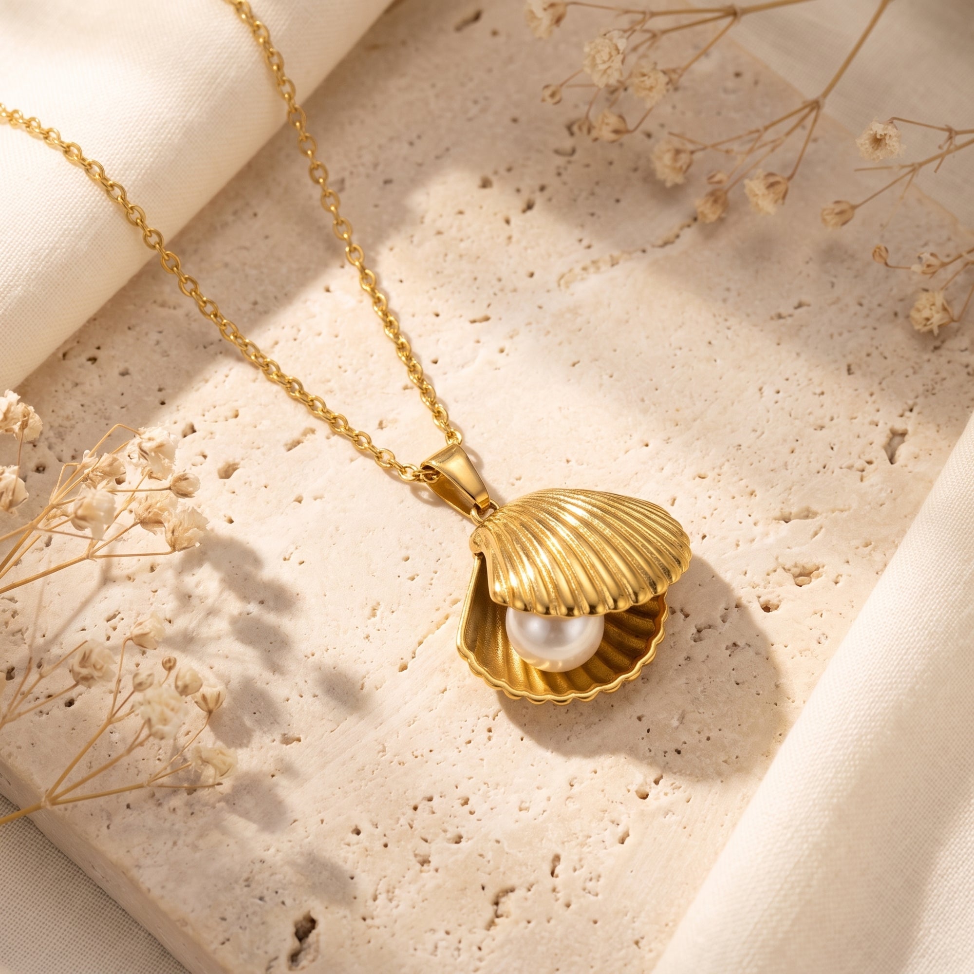 Le collier pendentif en perle de coquillage