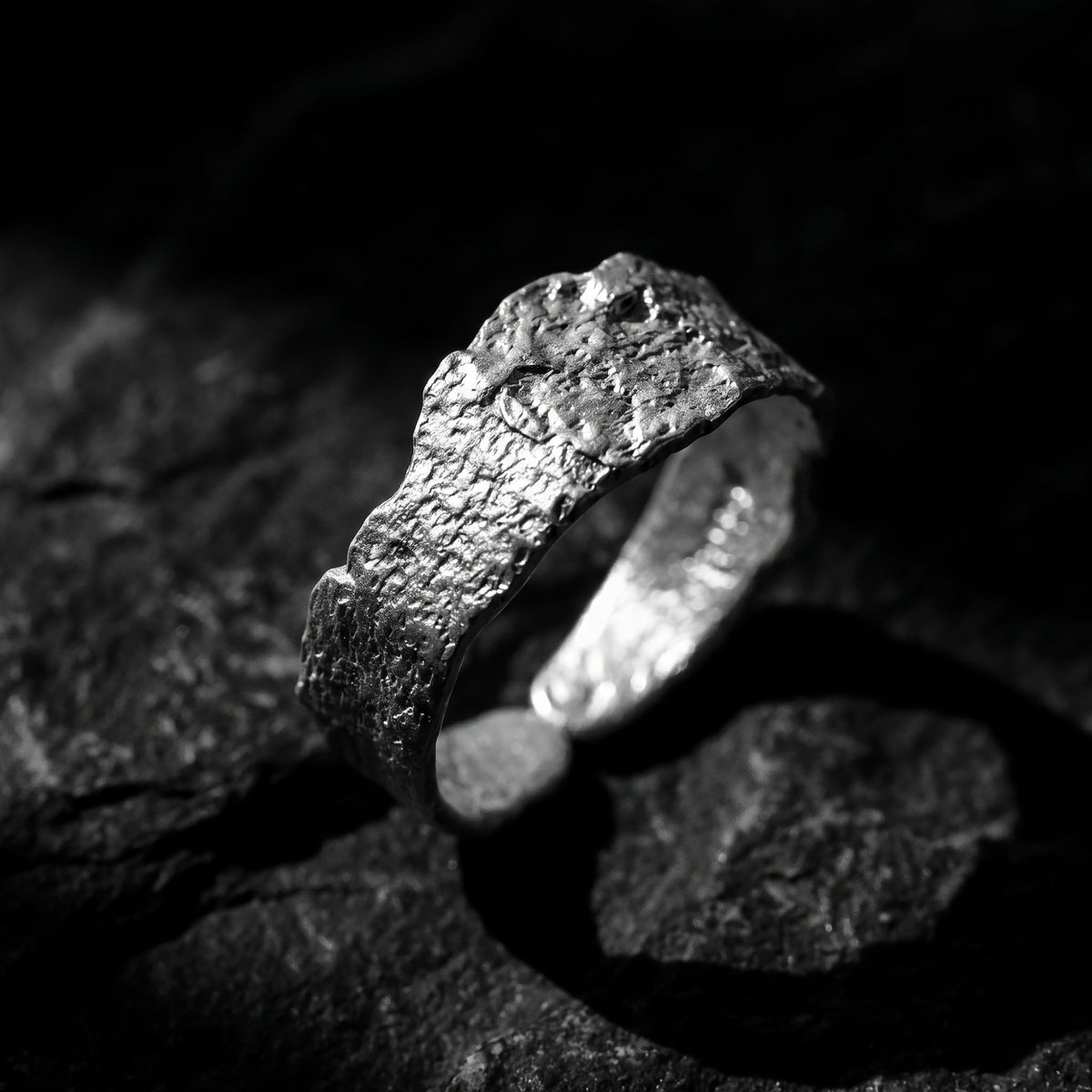 La bague ouverte à texture martelée
