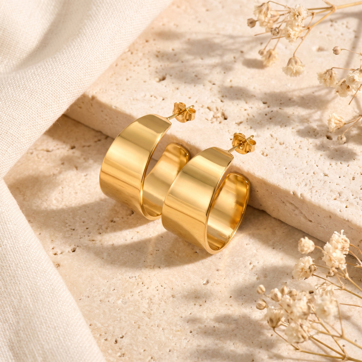 Les boucles d’oreilles aux courbes sculpturales