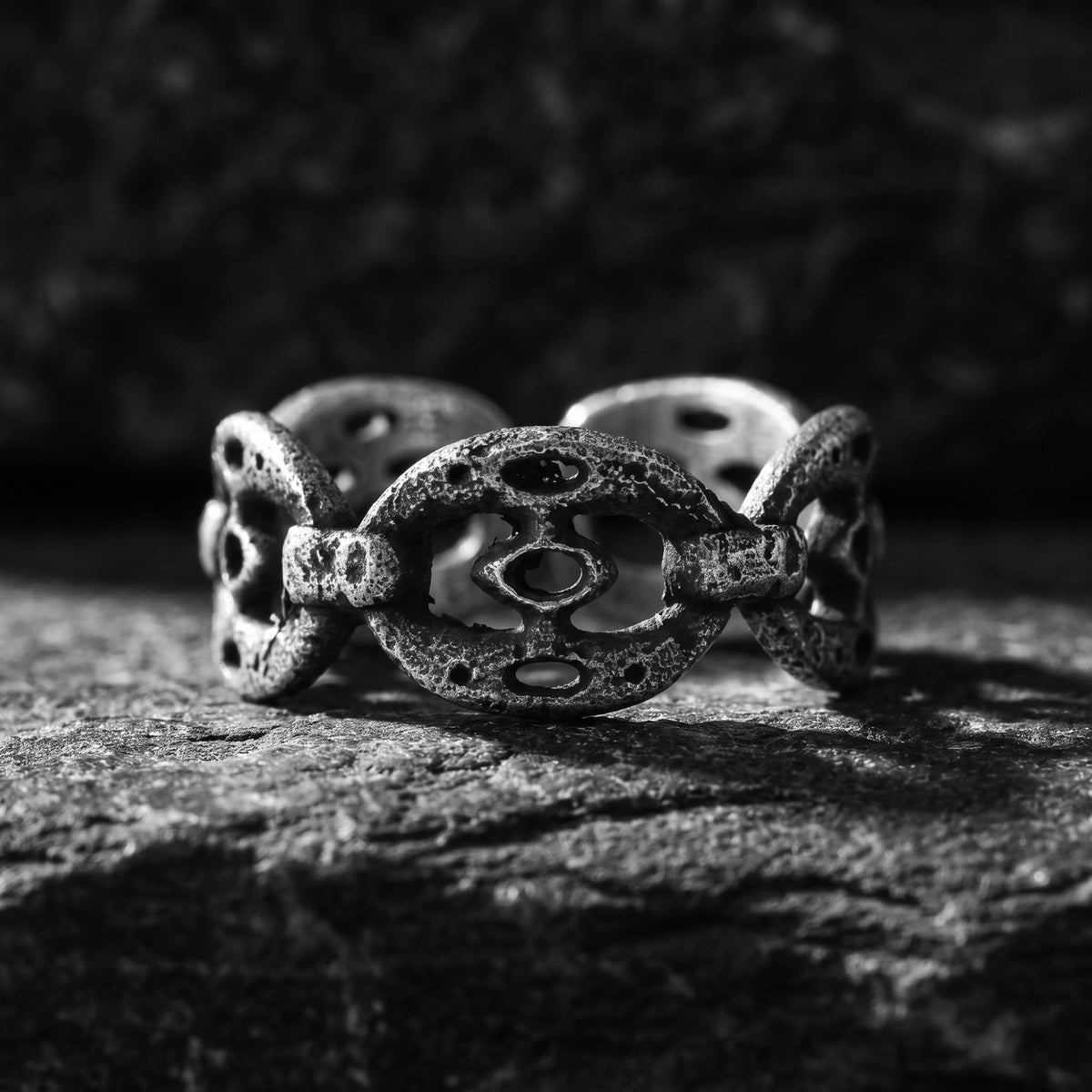 Der skulpturale Ring mit ovalen Gliedern