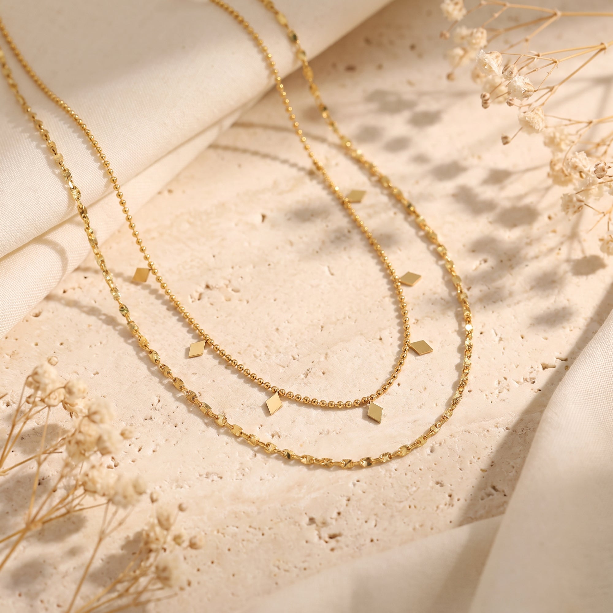 El collar colgante de rombos en capas