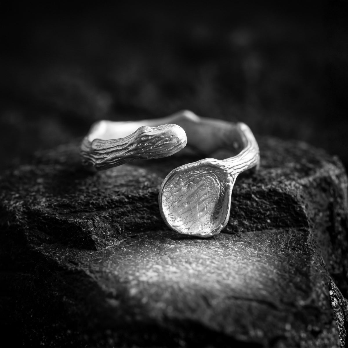 Bague ouverte à texture d’écorce