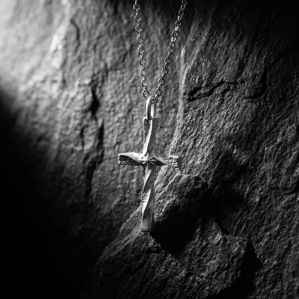 Die Halskette Twisted Cross