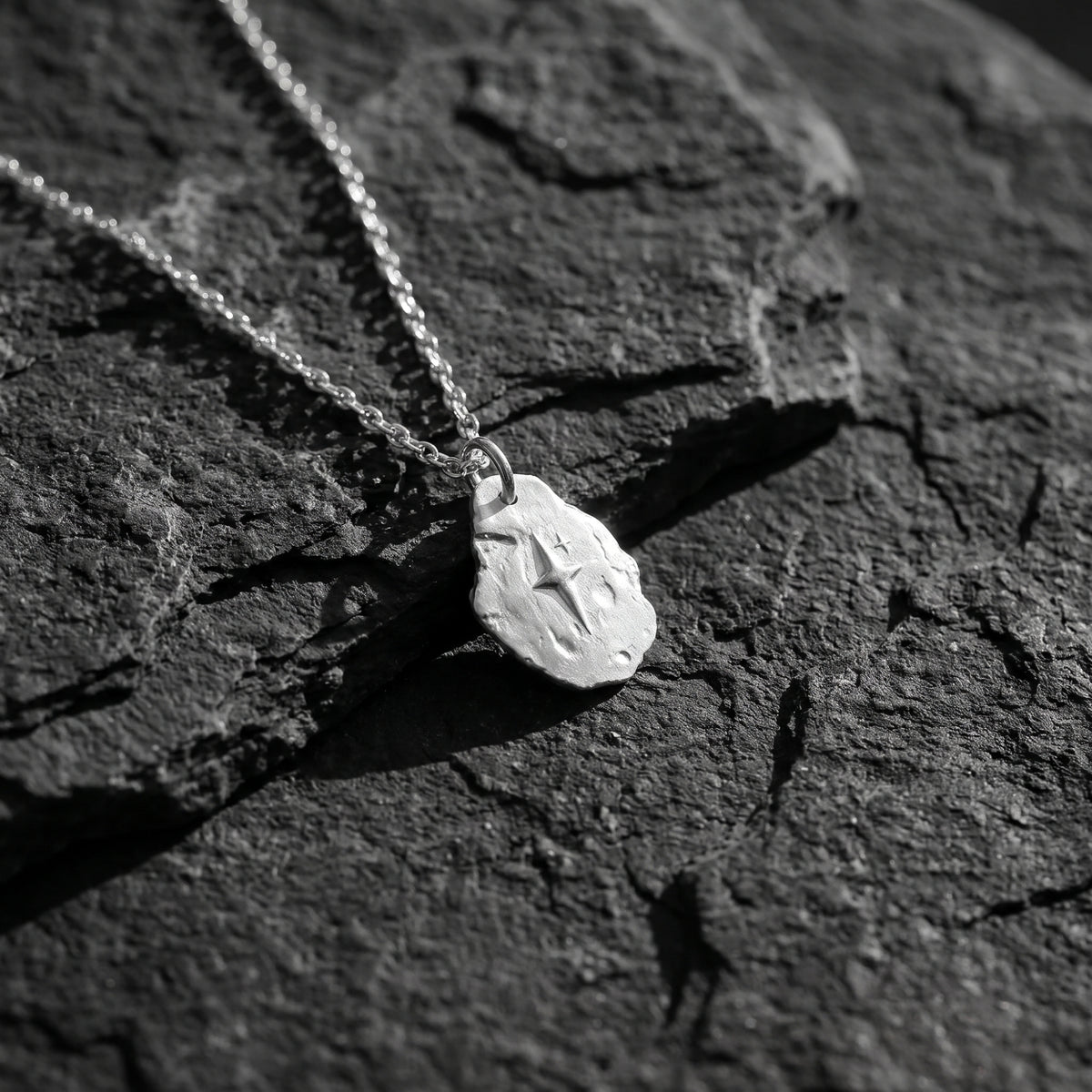 Le collier céleste à motif d'explosion stellaire