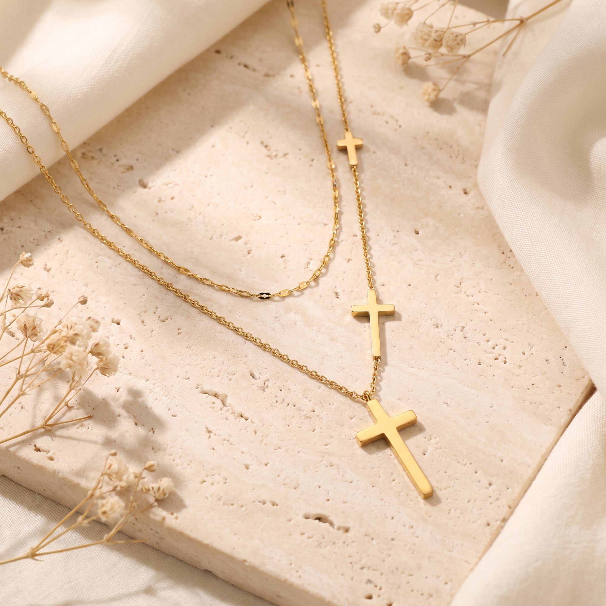 El collar de cruz Trinity en capas