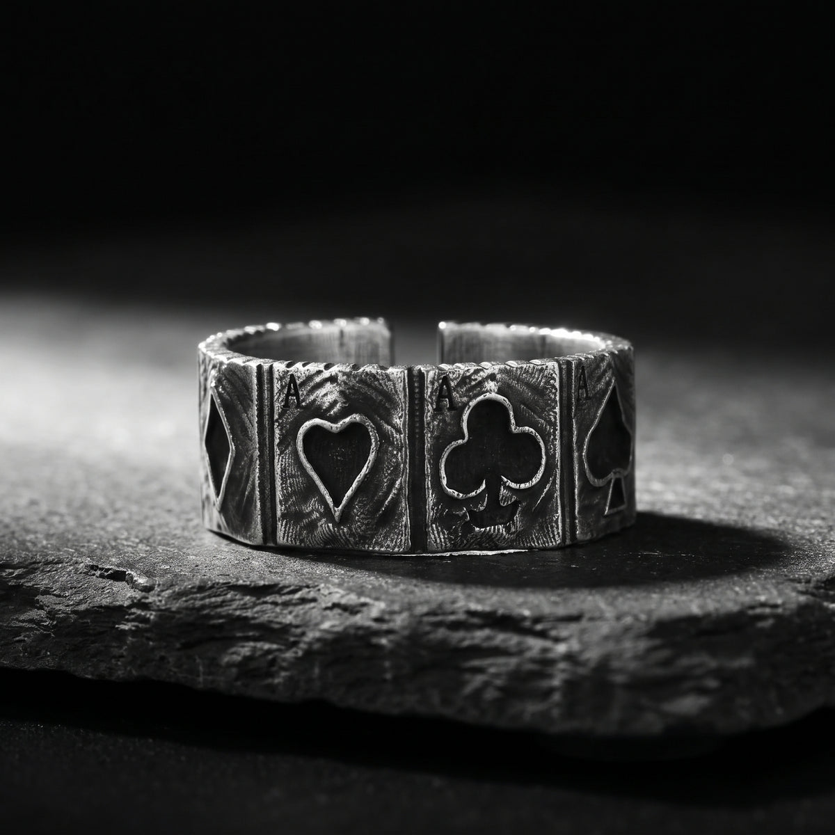 Der Ring „Vier Asse“ mit offenem Band