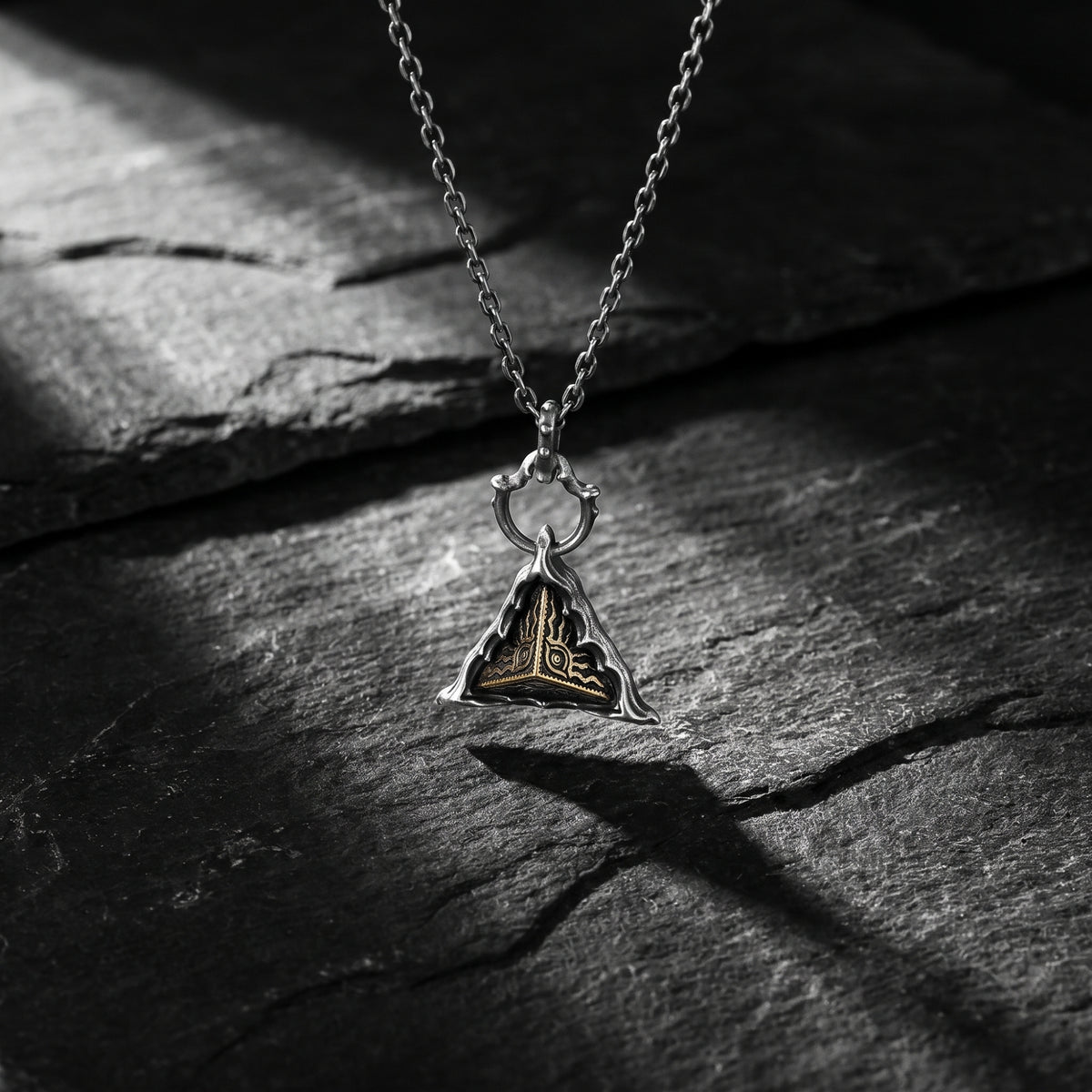 Le collier Triangular Talisman