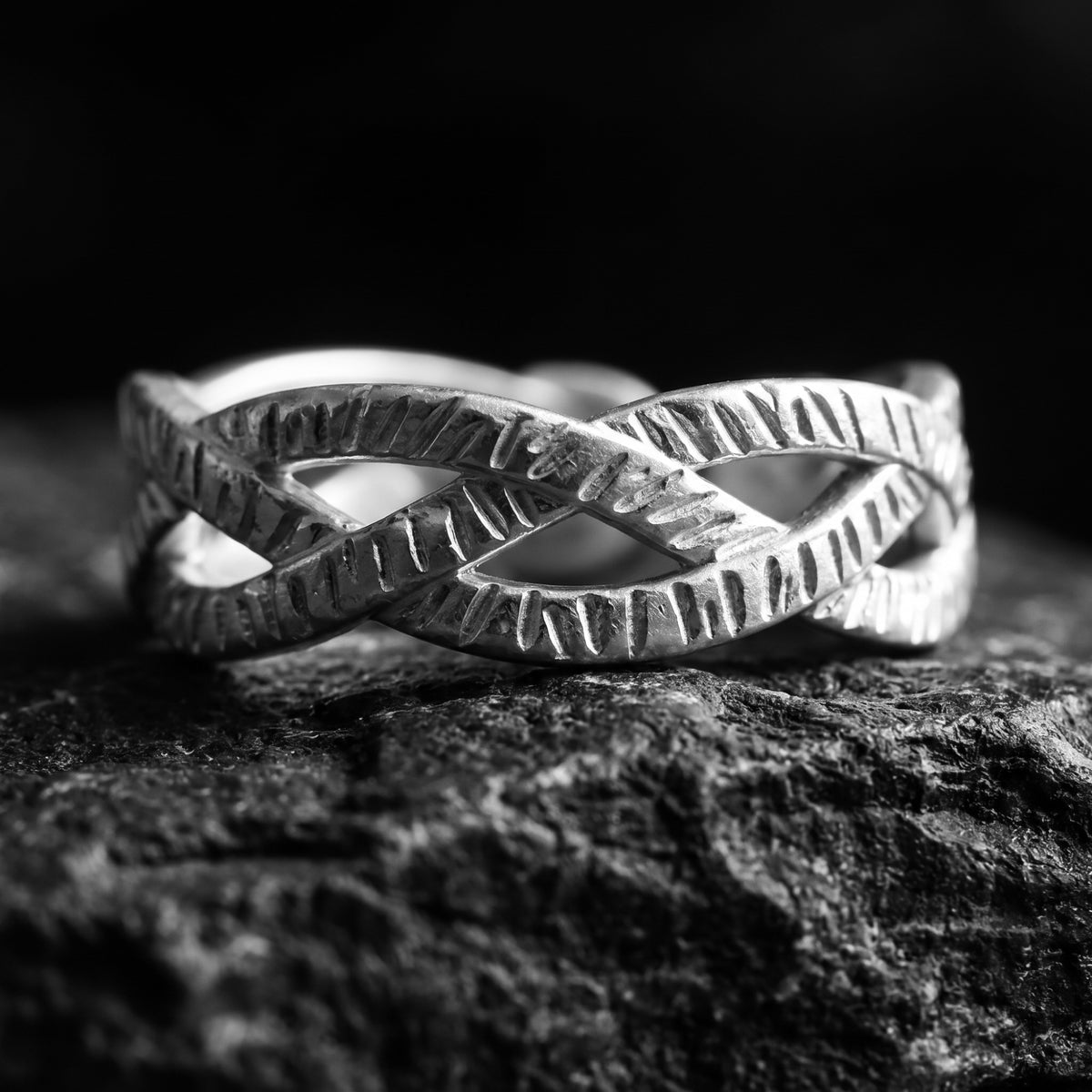 Der offene Ring mit ineinandergreifenden Elementen