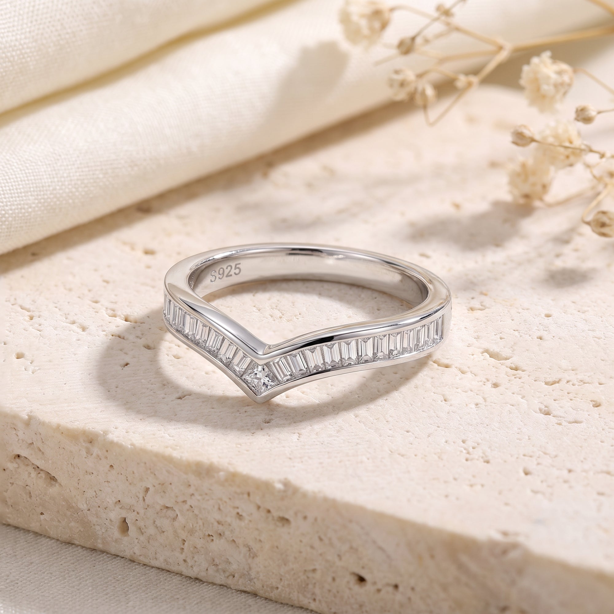 La bague chevron baguette