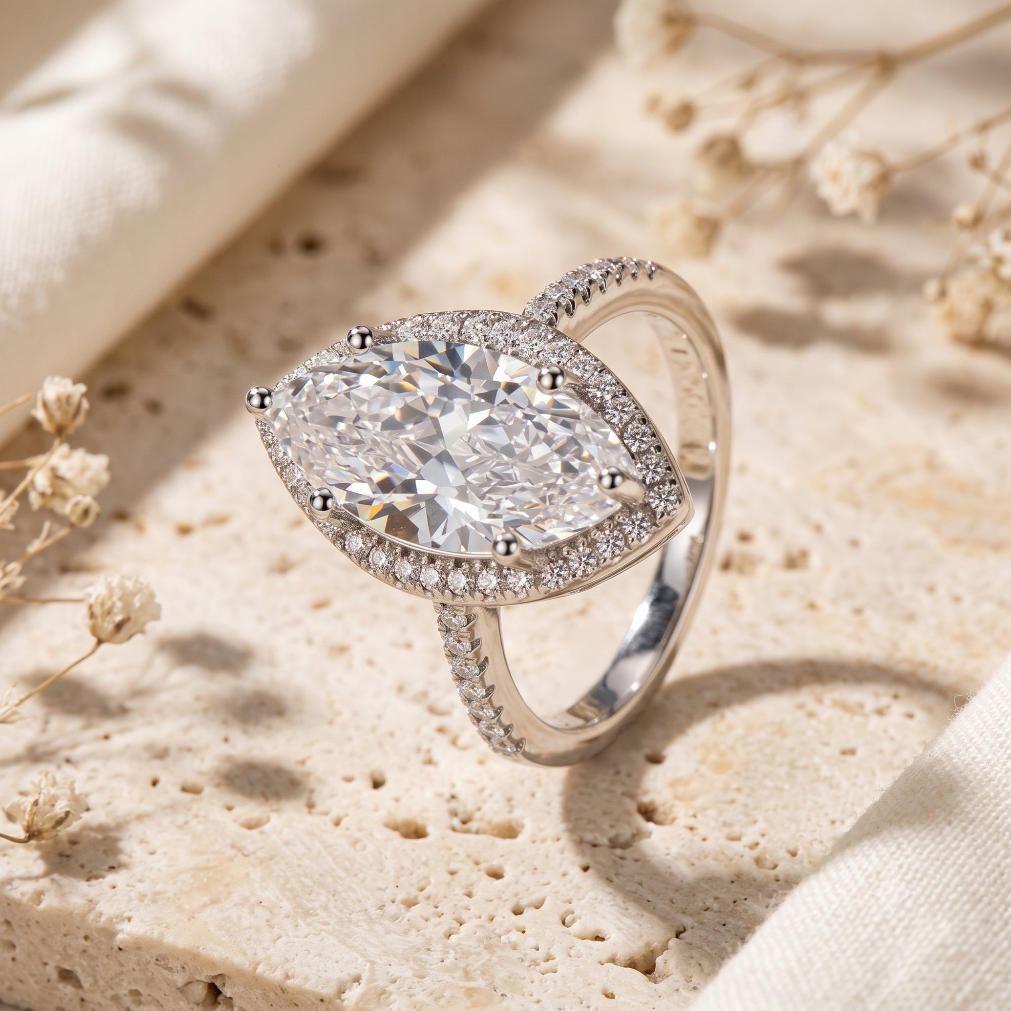 La bague halo marquise