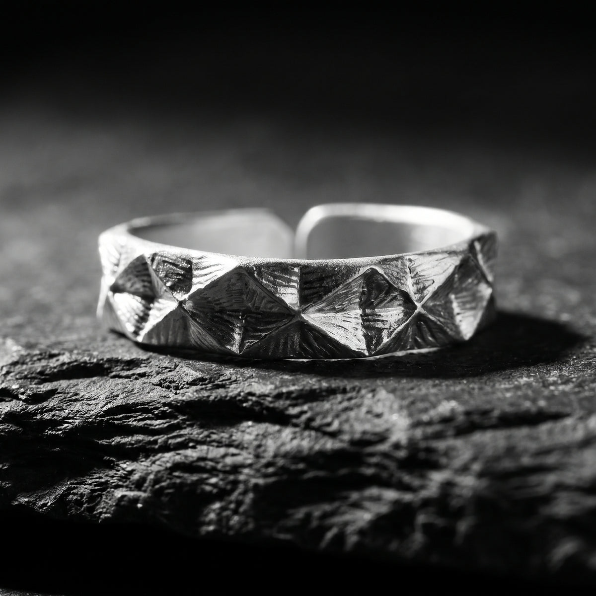 La bague pyramide facettée