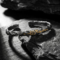 Le bracelet manchette à sigil martelé