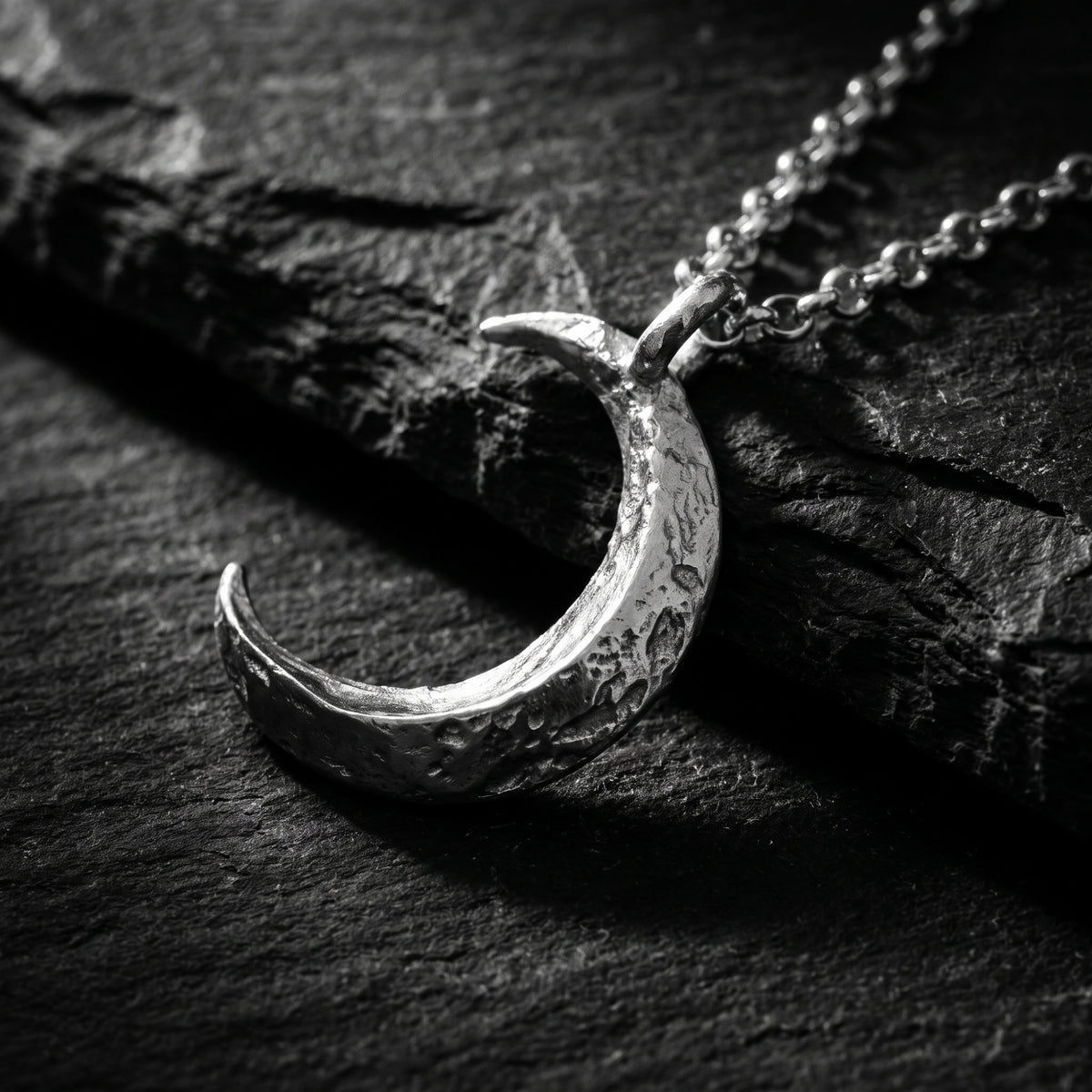 De Cratered Moon-ketting