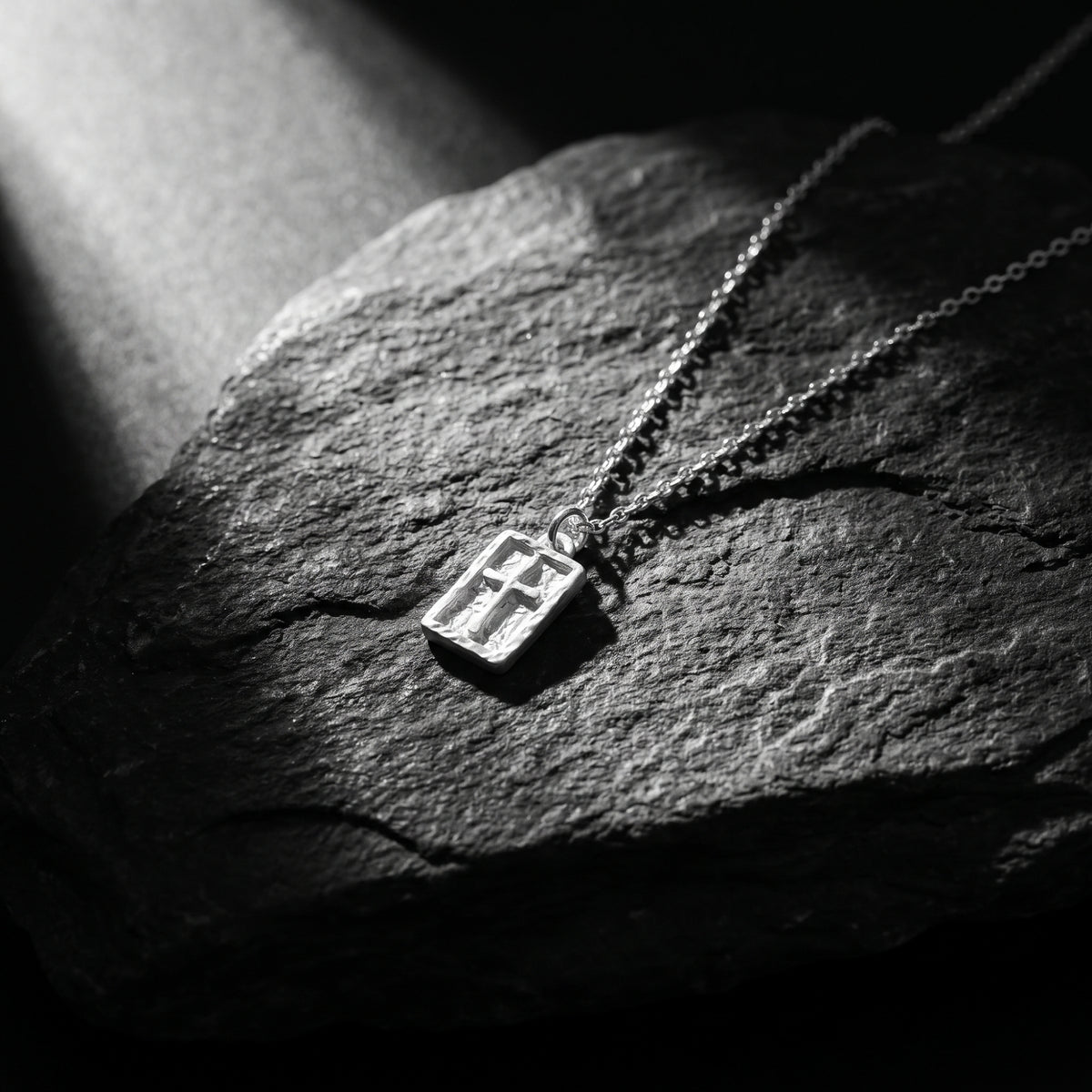 De ketting met getextureerde kruishanger