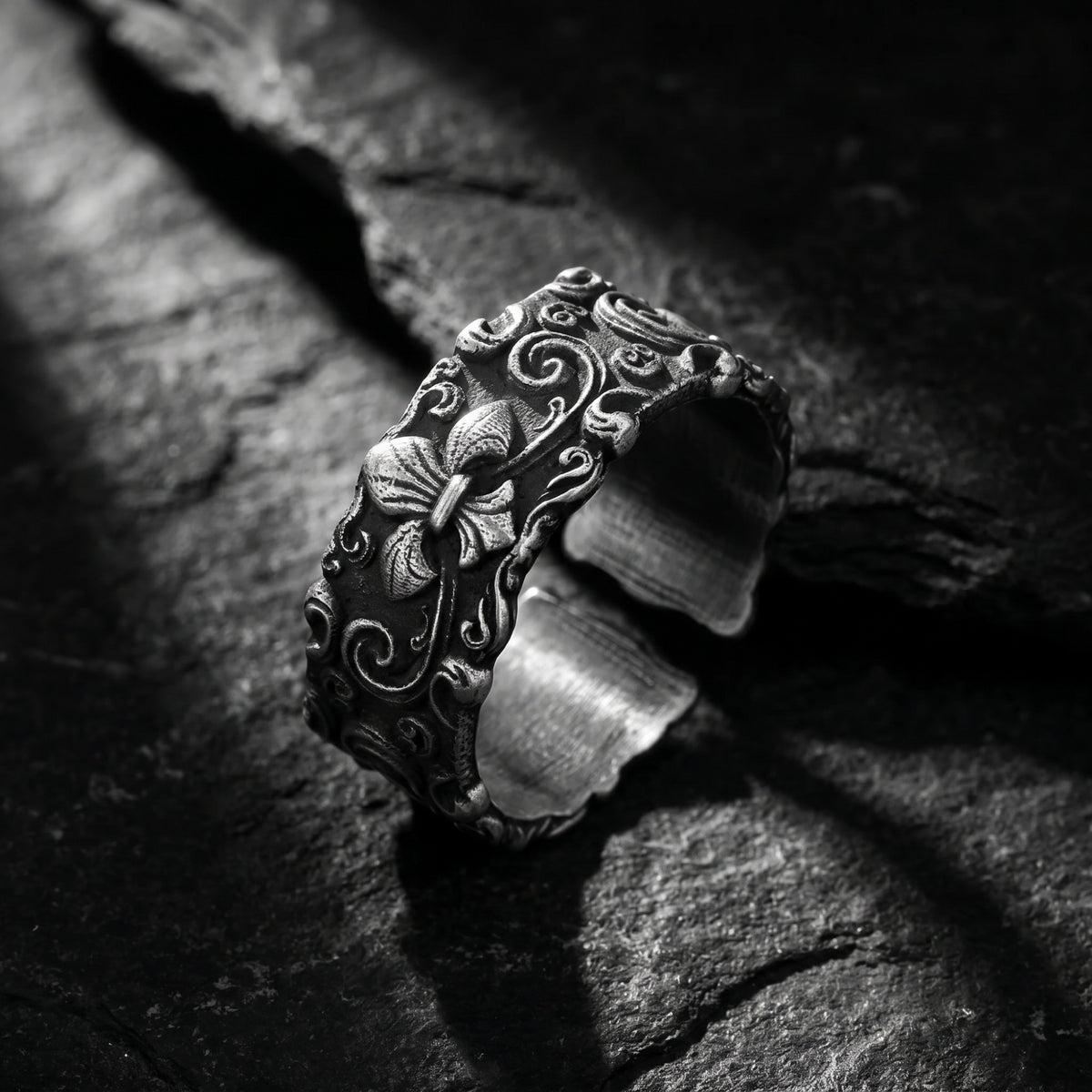 Der offene Fleur-de-lis-Ring