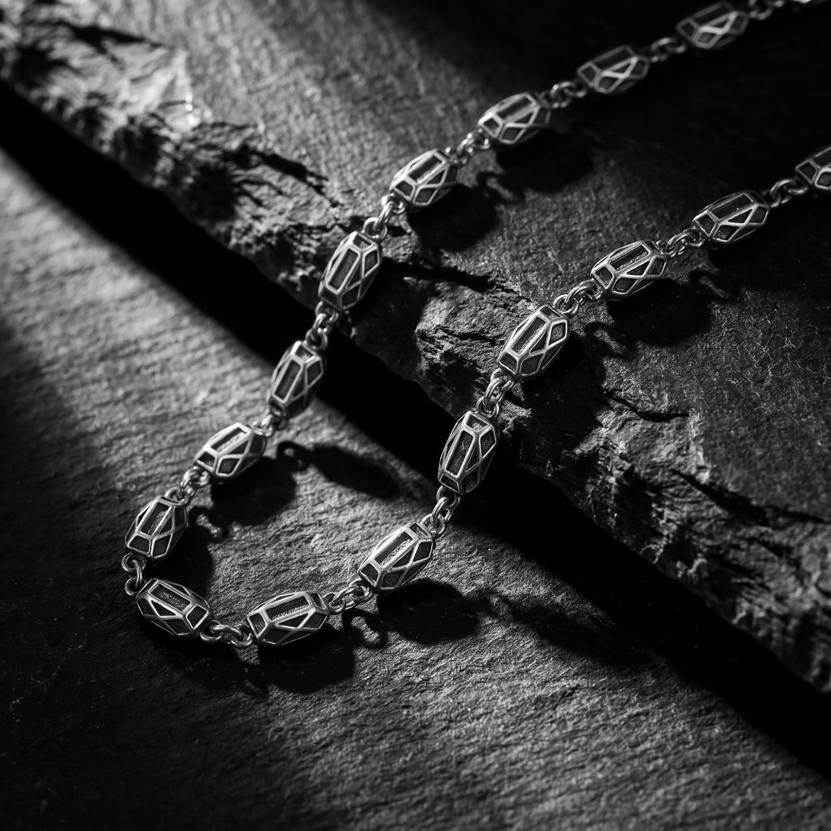 Le collier à maillons géométriques