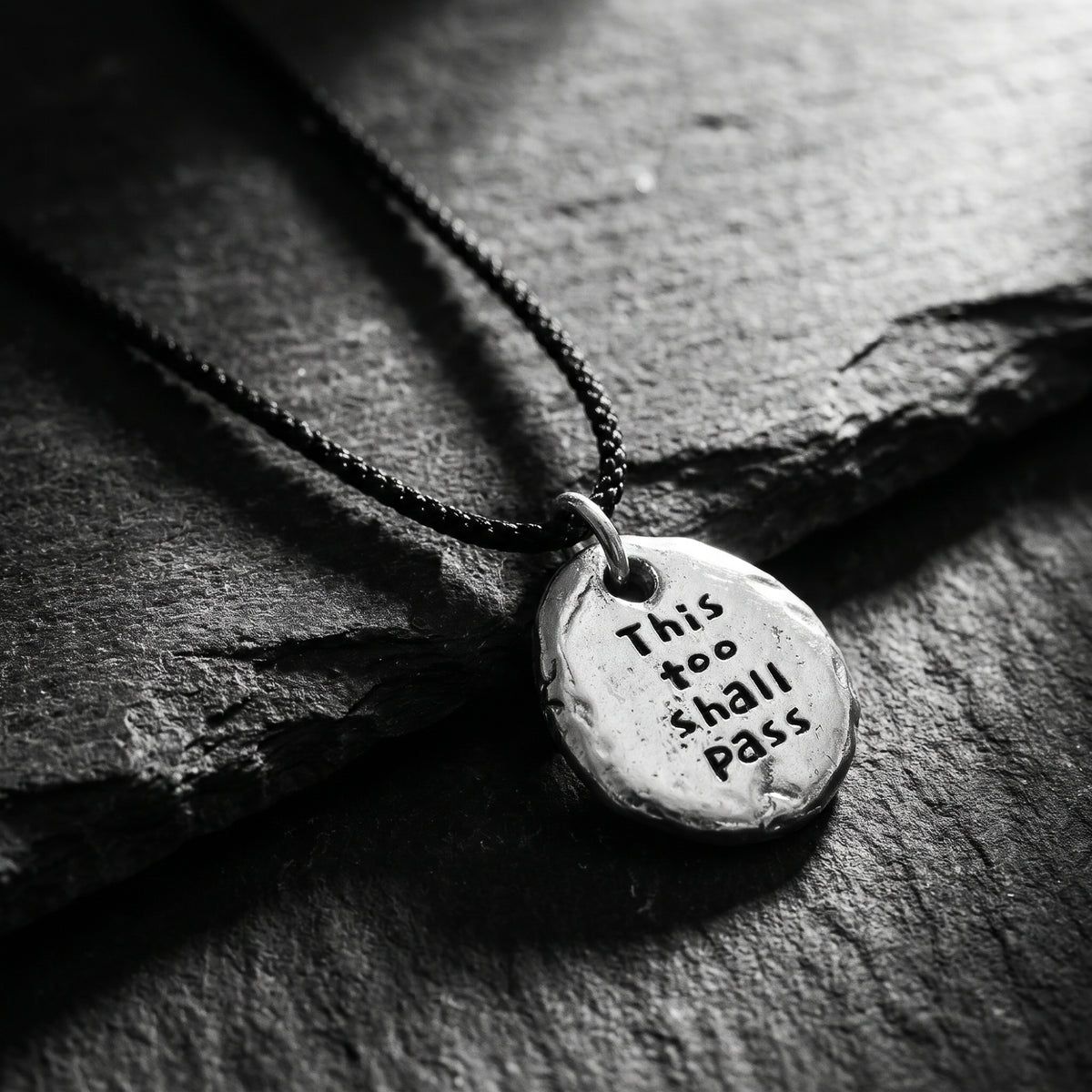 Le collier Engraved Pebble