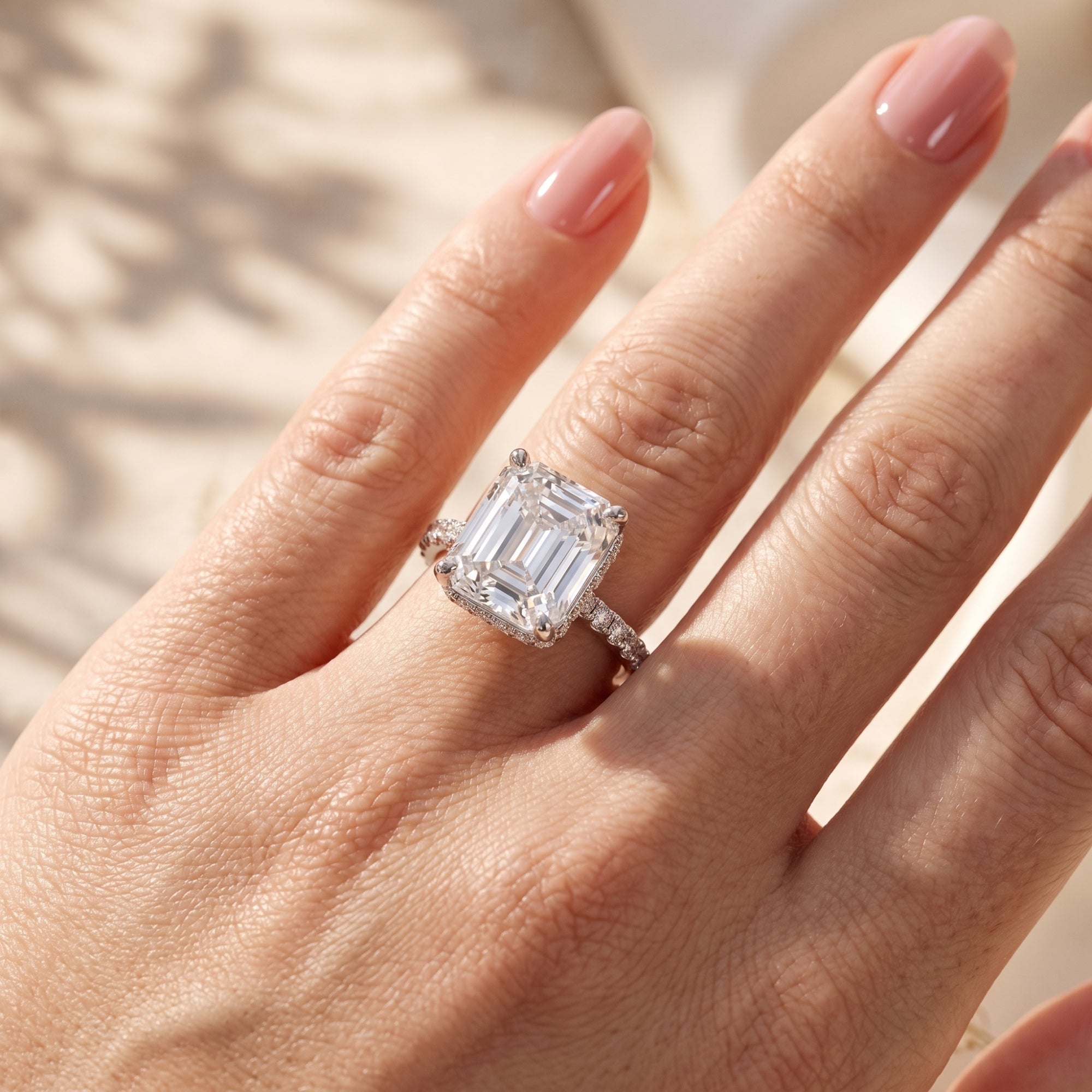 El anillo solitario de esmeralda
