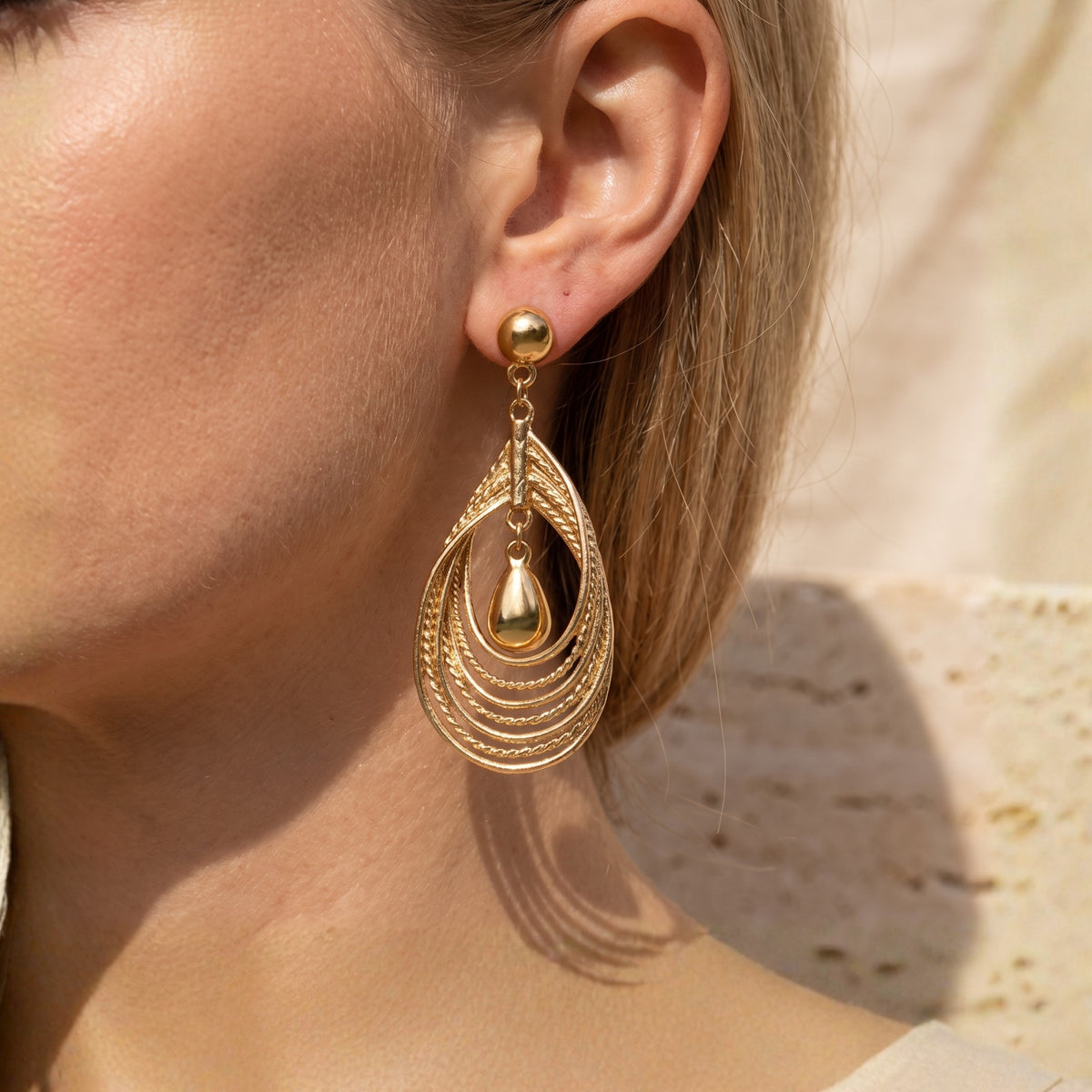 Les boucles d’oreilles superposées en forme de goutte