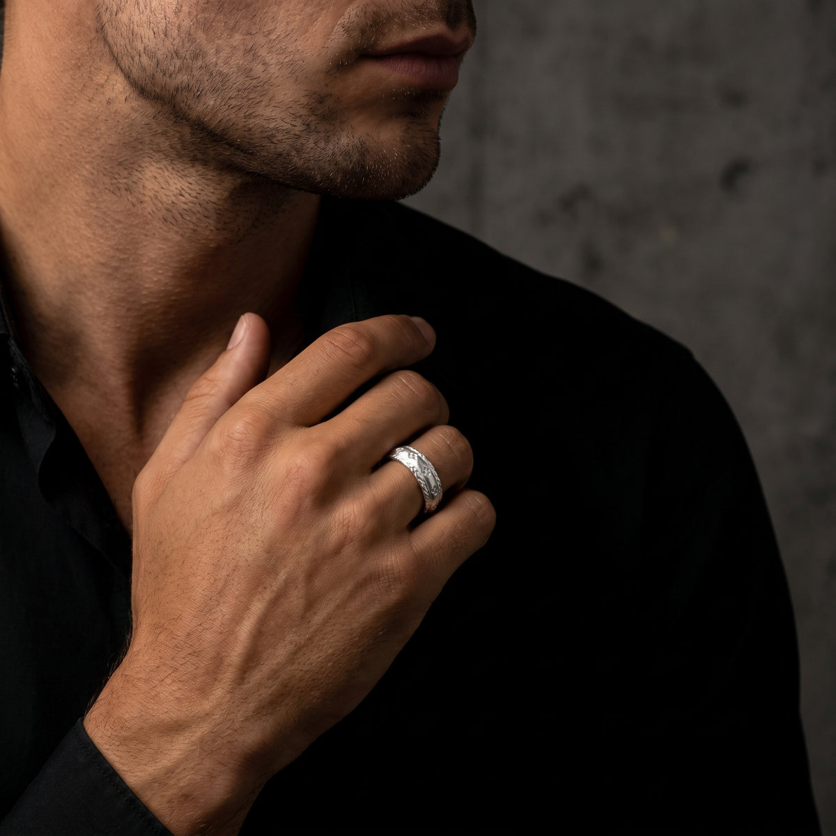 La bague ouverte gravée