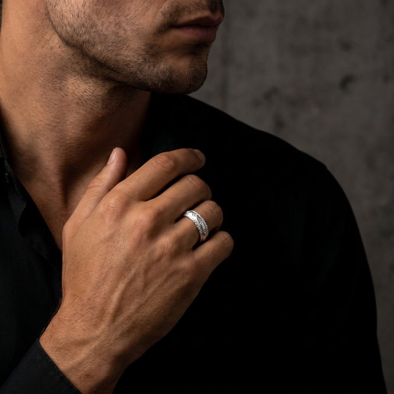 La bague ouverte gravée