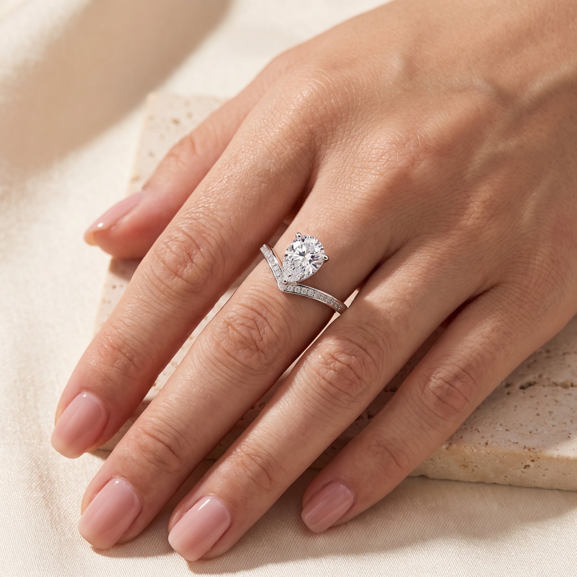 La bague Stella en poire et chevrons