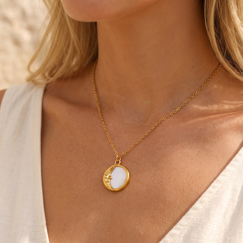 Le collier pendentif en forme de croissant de lune