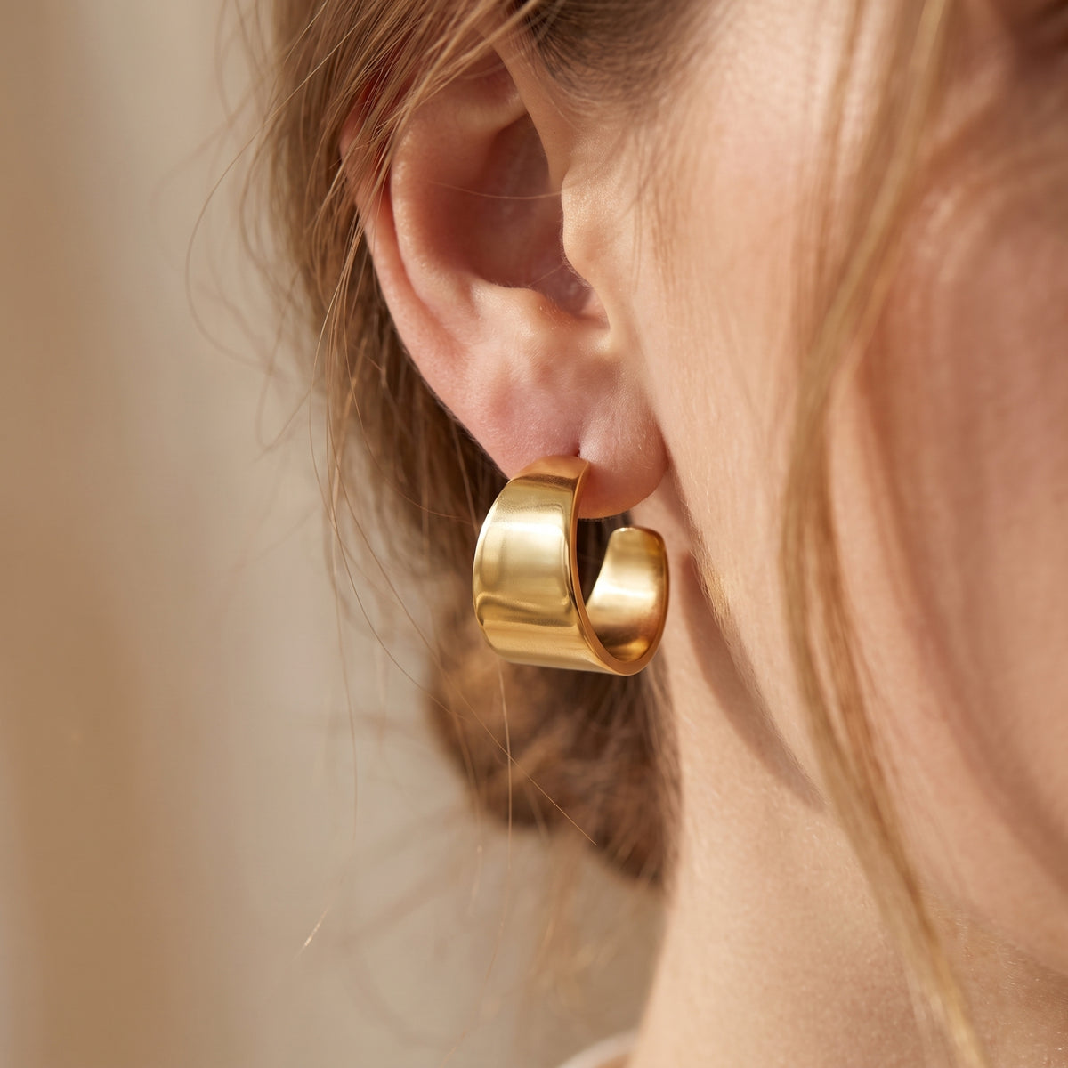 Les boucles d’oreilles aux courbes sculpturales