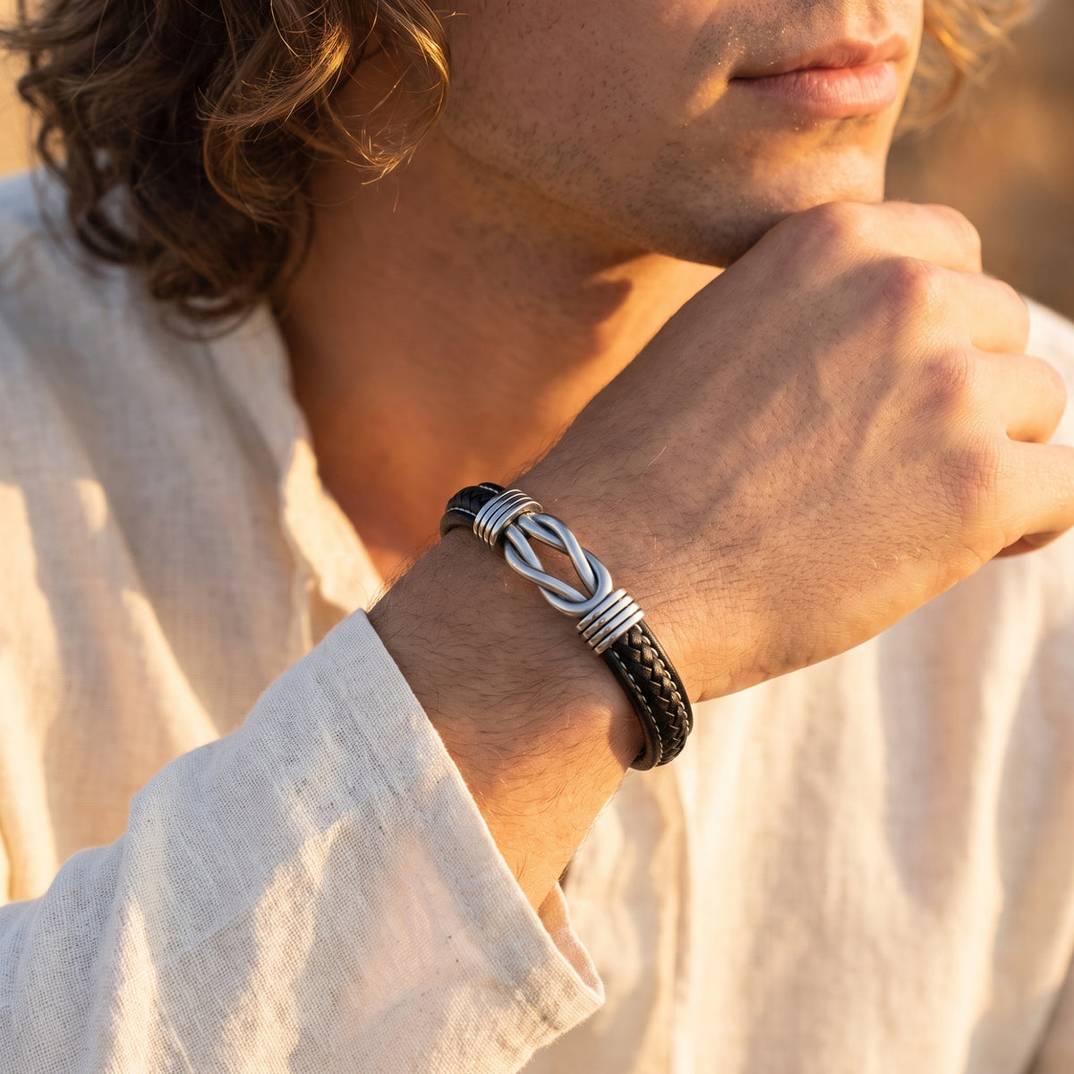 La pulsera de cuero con nudo infinito