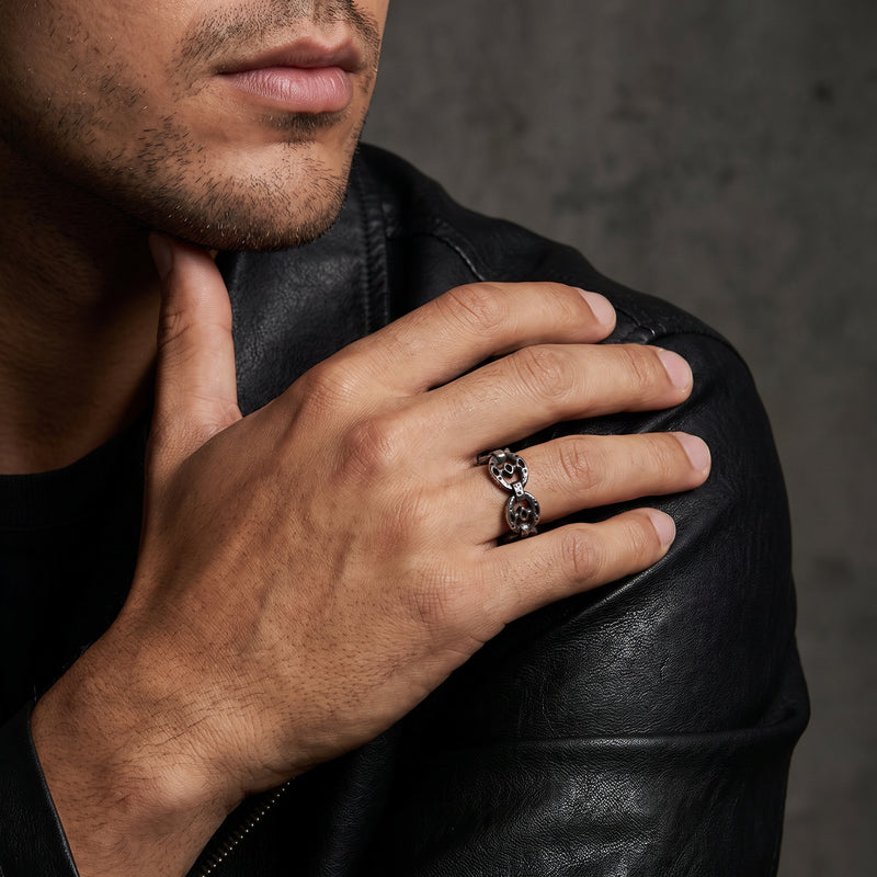 Der skulpturale Ring mit ovalen Gliedern