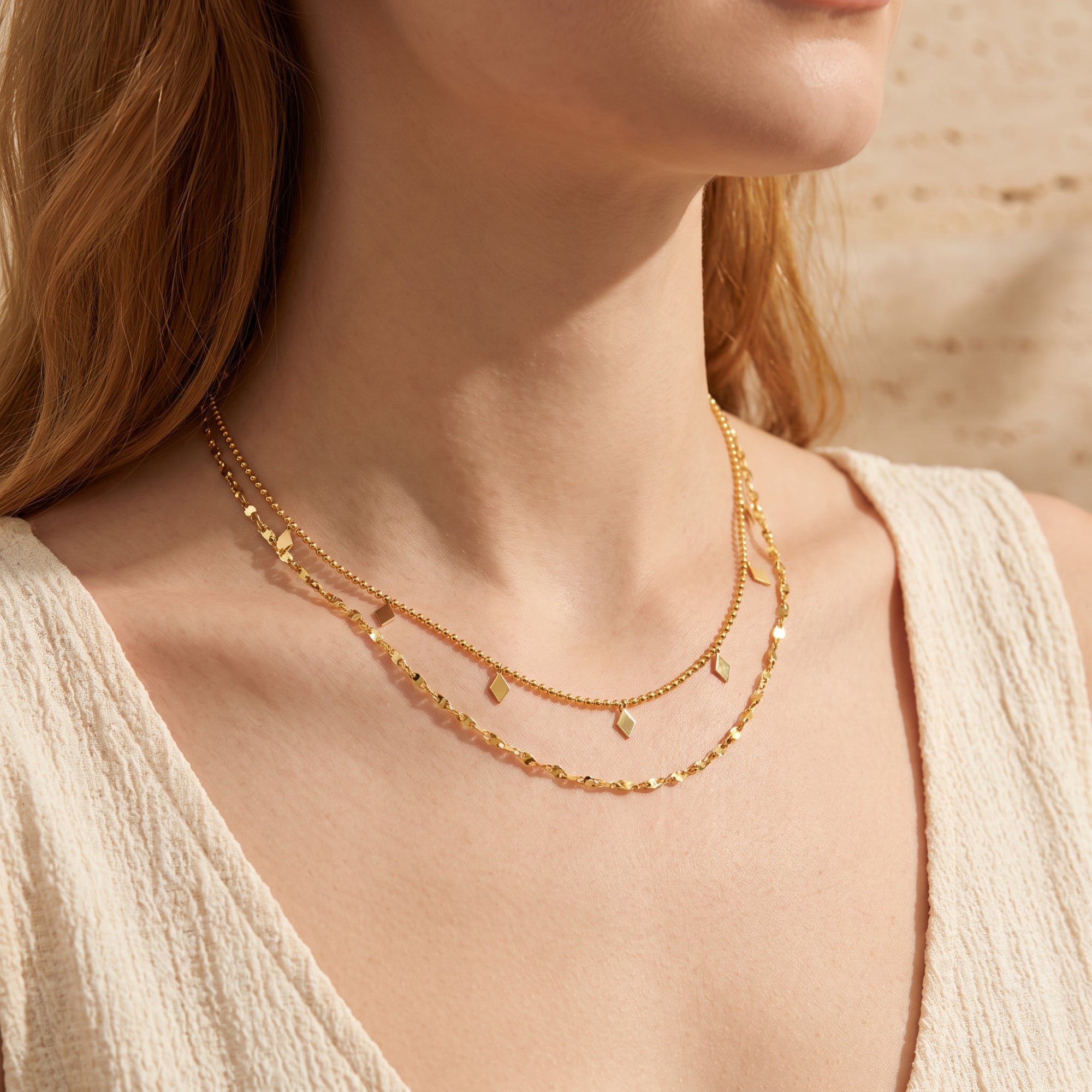 El collar colgante de rombos en capas