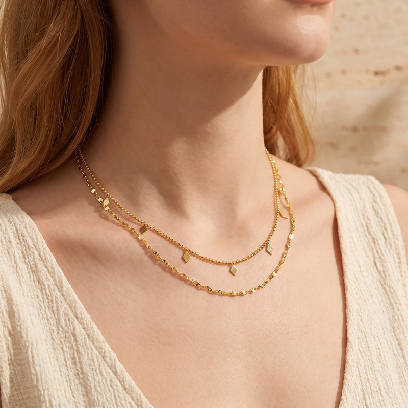 El collar colgante de rombos en capas